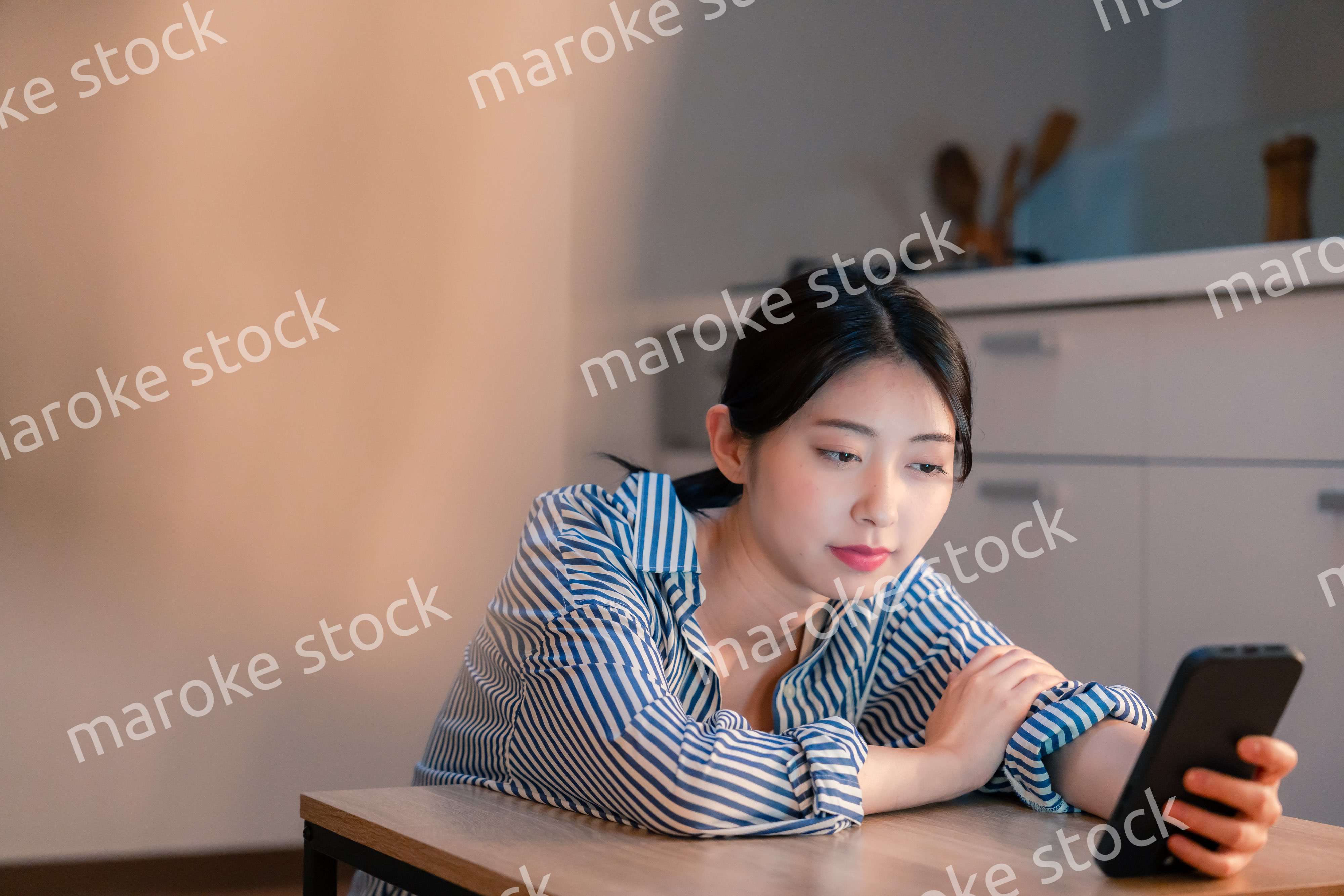 スマホを使いながら困った表情をする若い女性