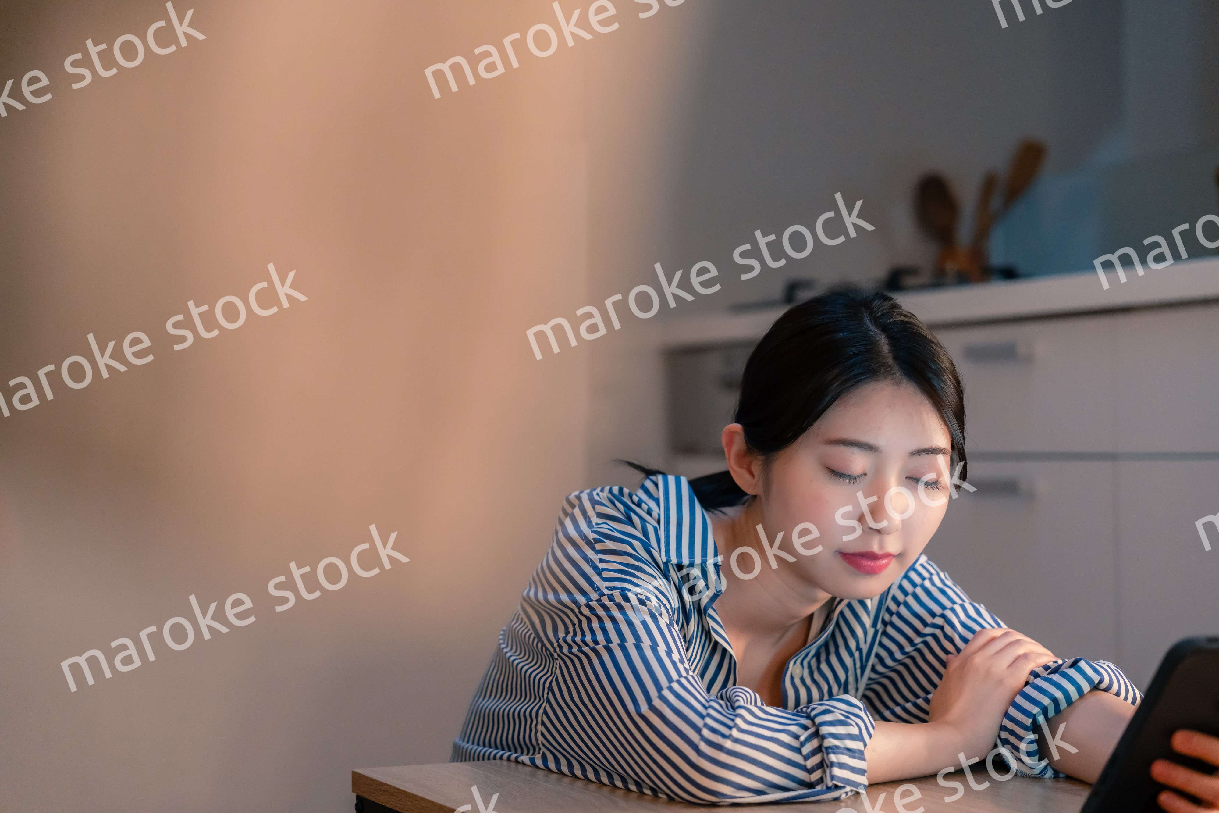 スマホを使いながら困った表情をする若い女性