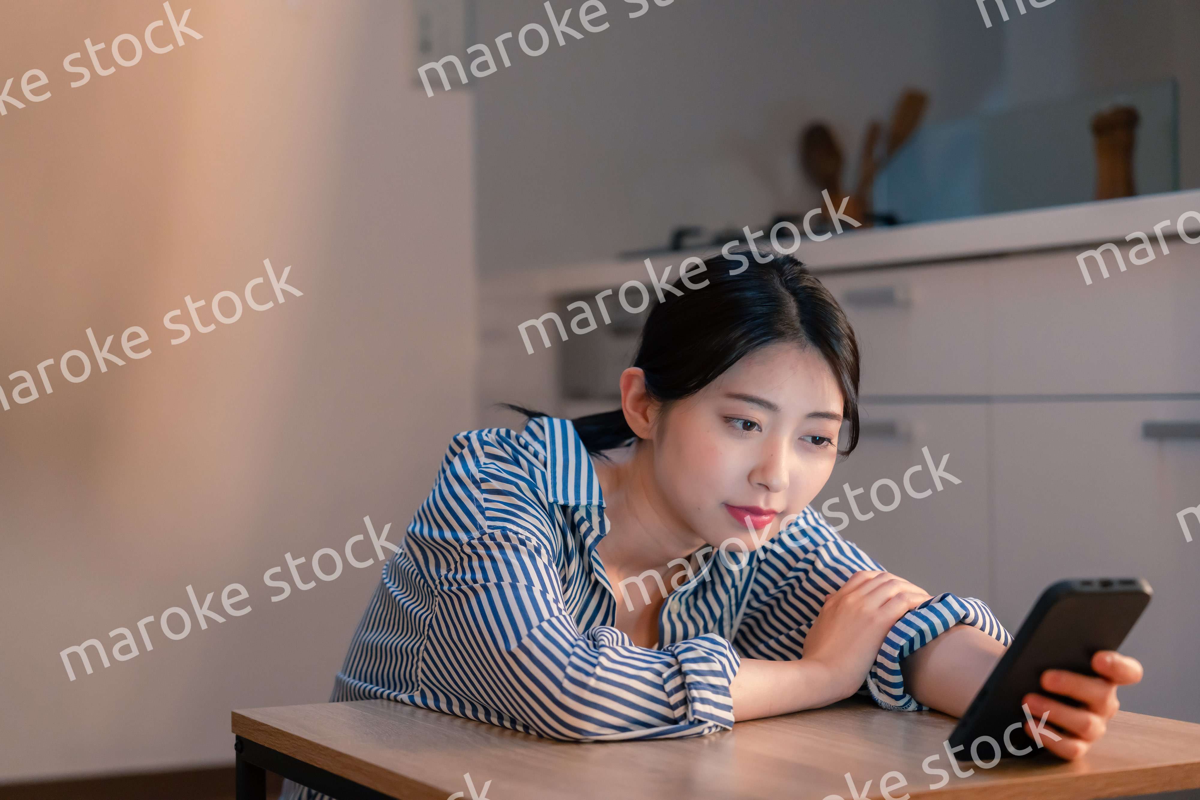 スマホを使いながら困った表情をする若い女性