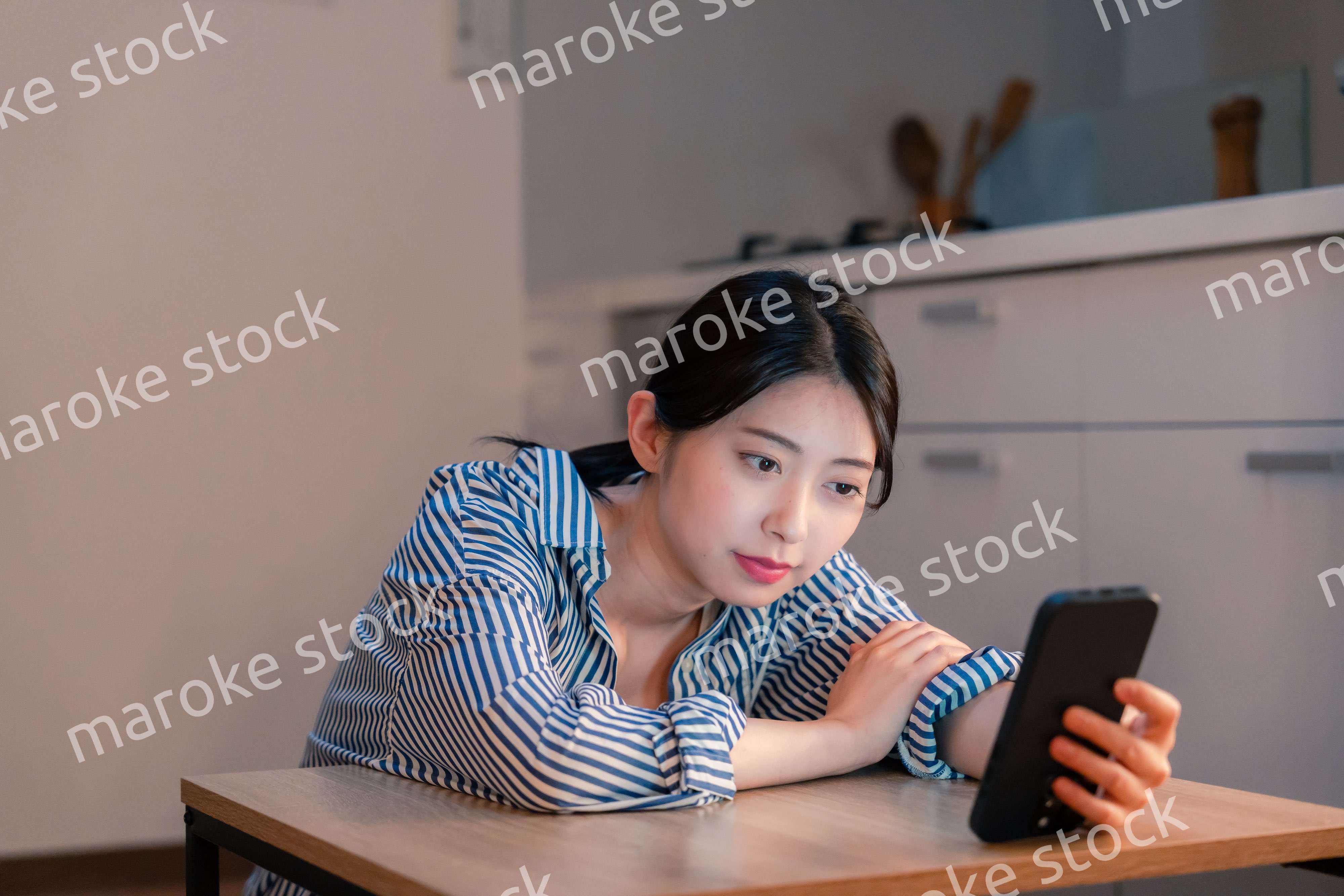 スマホを使いながら困った表情をする若い女性