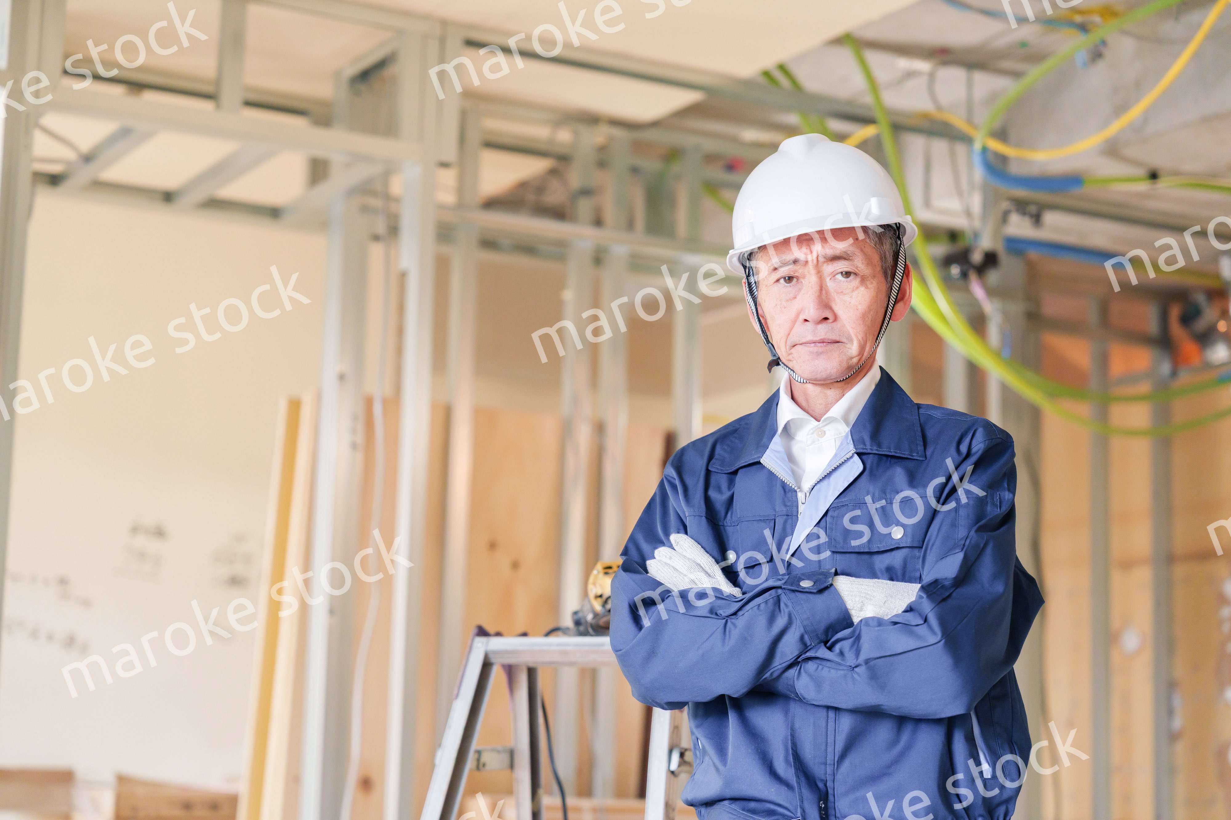 マンションのリフォーム現場で働く男性の大工