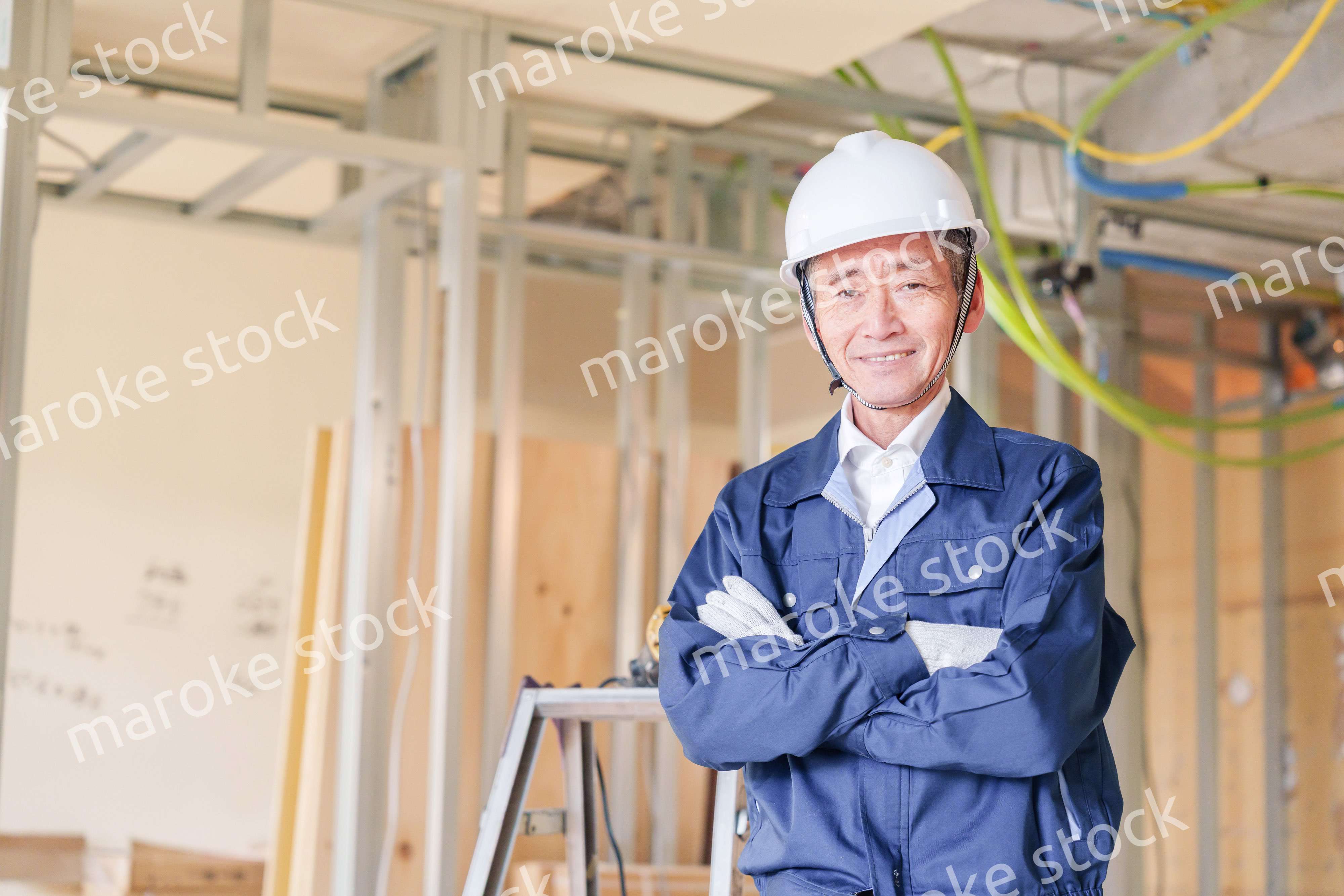 マンションのリフォーム現場で働く男性の大工