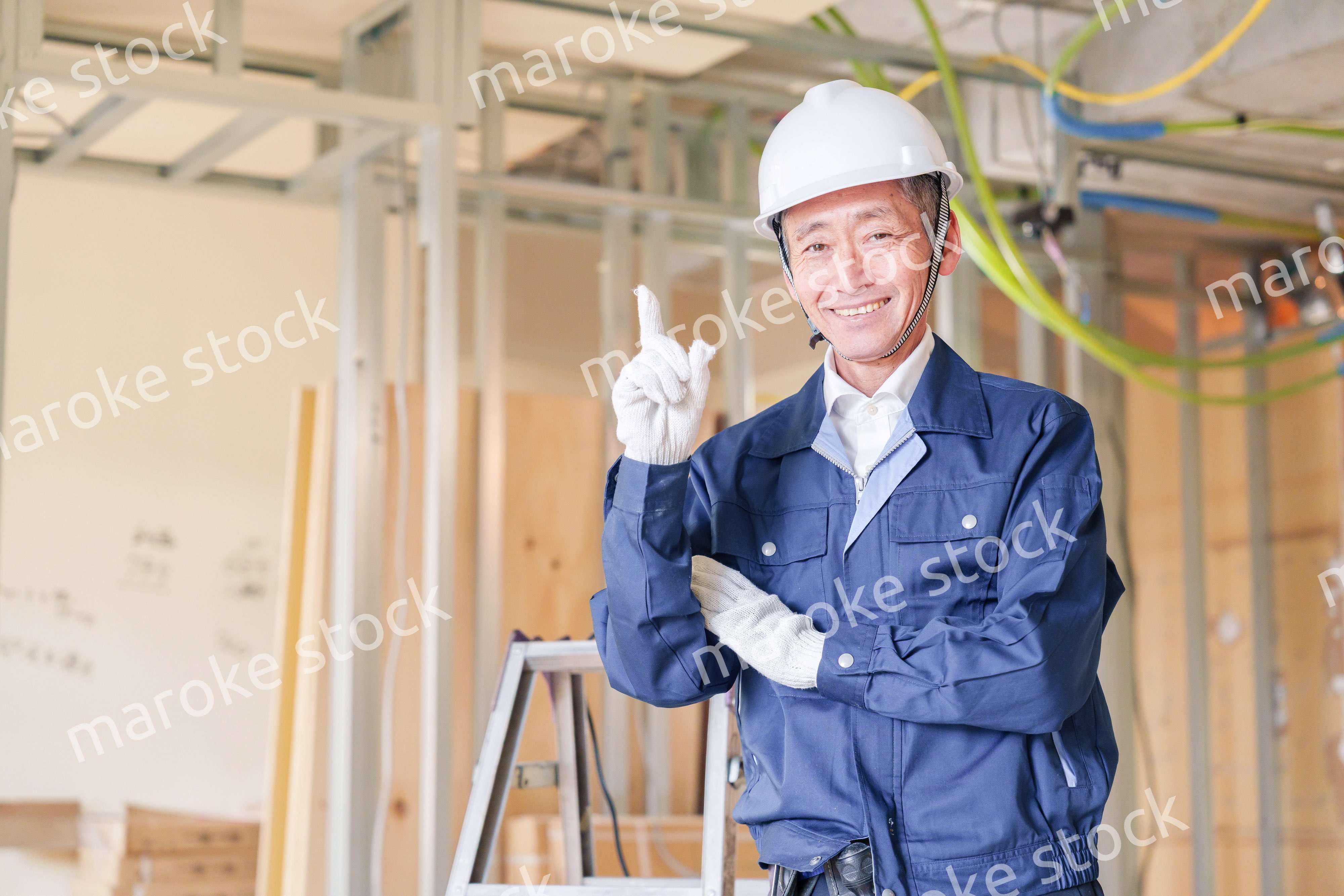 マンションのリフォーム現場で働く男性の大工