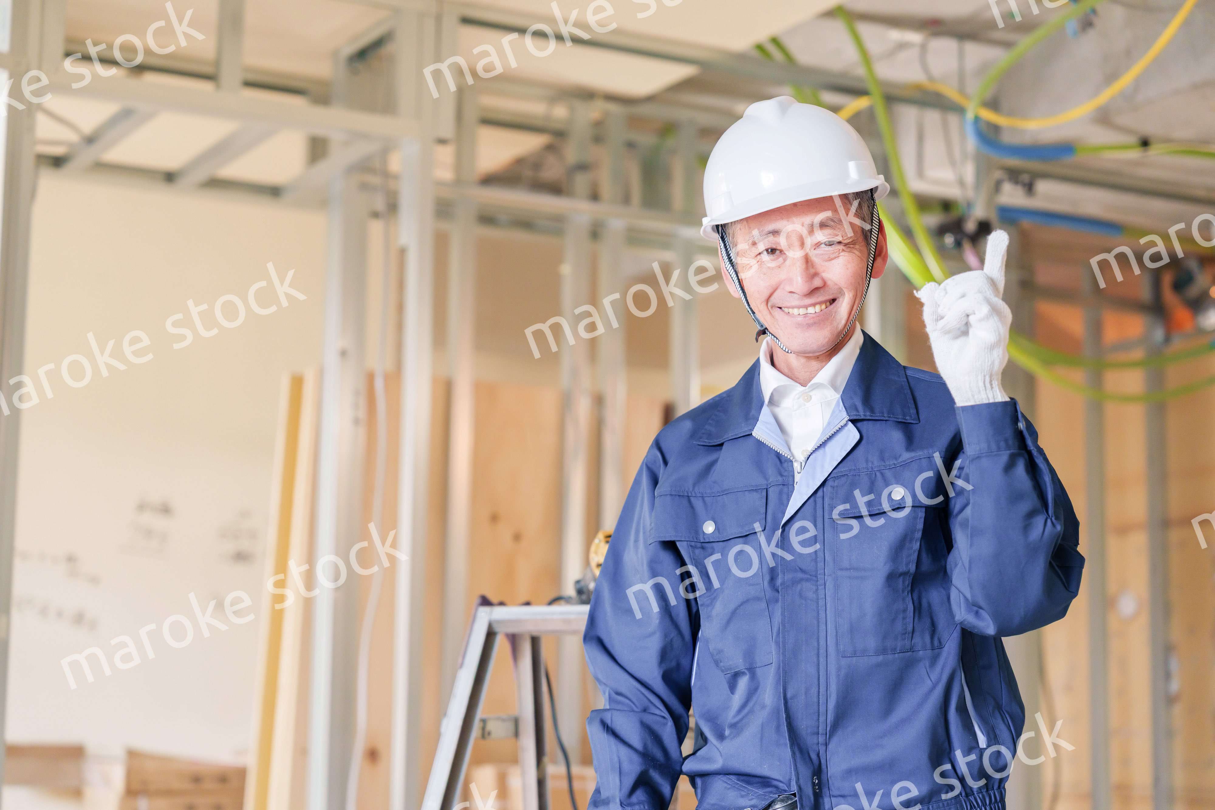 マンションのリフォーム現場で働く男性の大工