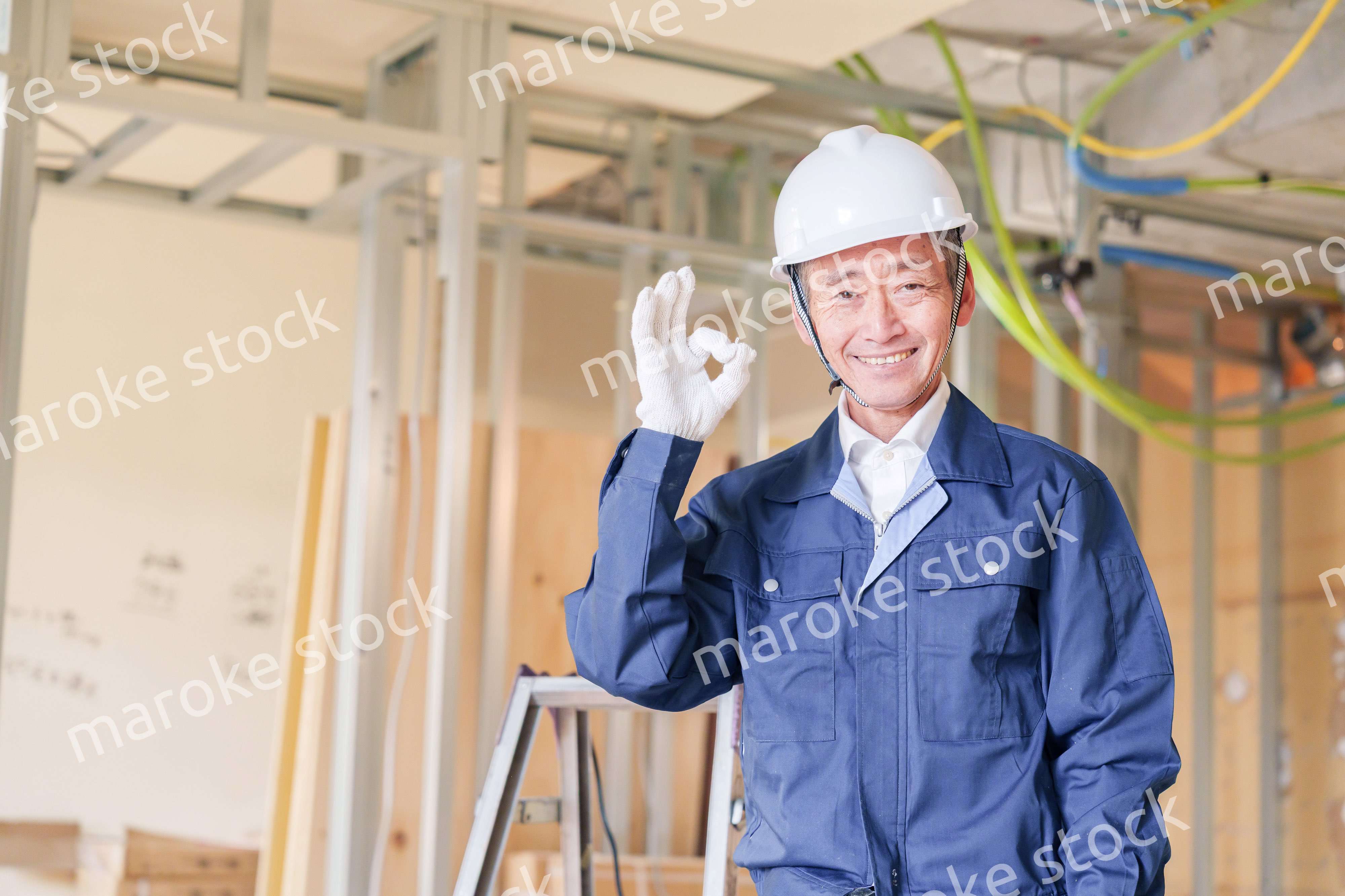 マンションのリフォーム現場で働く男性の大工