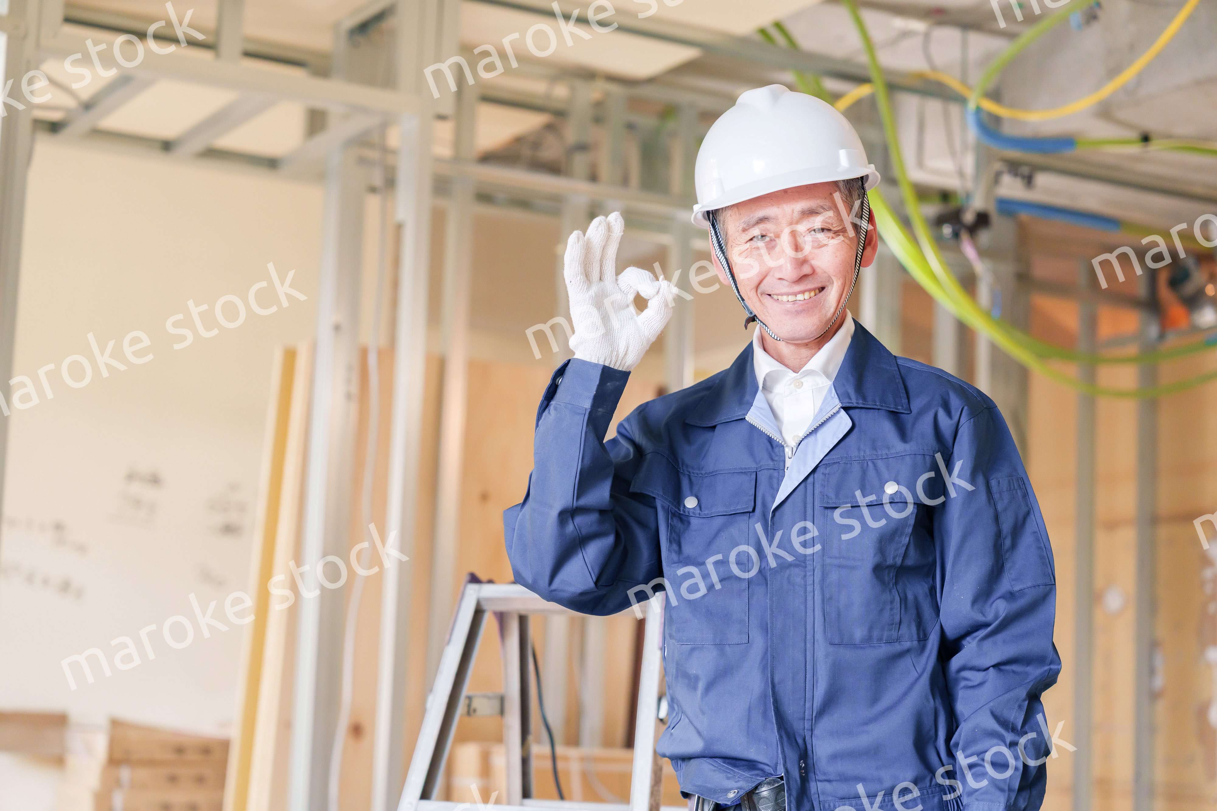 マンションのリフォーム現場で働く男性の大工