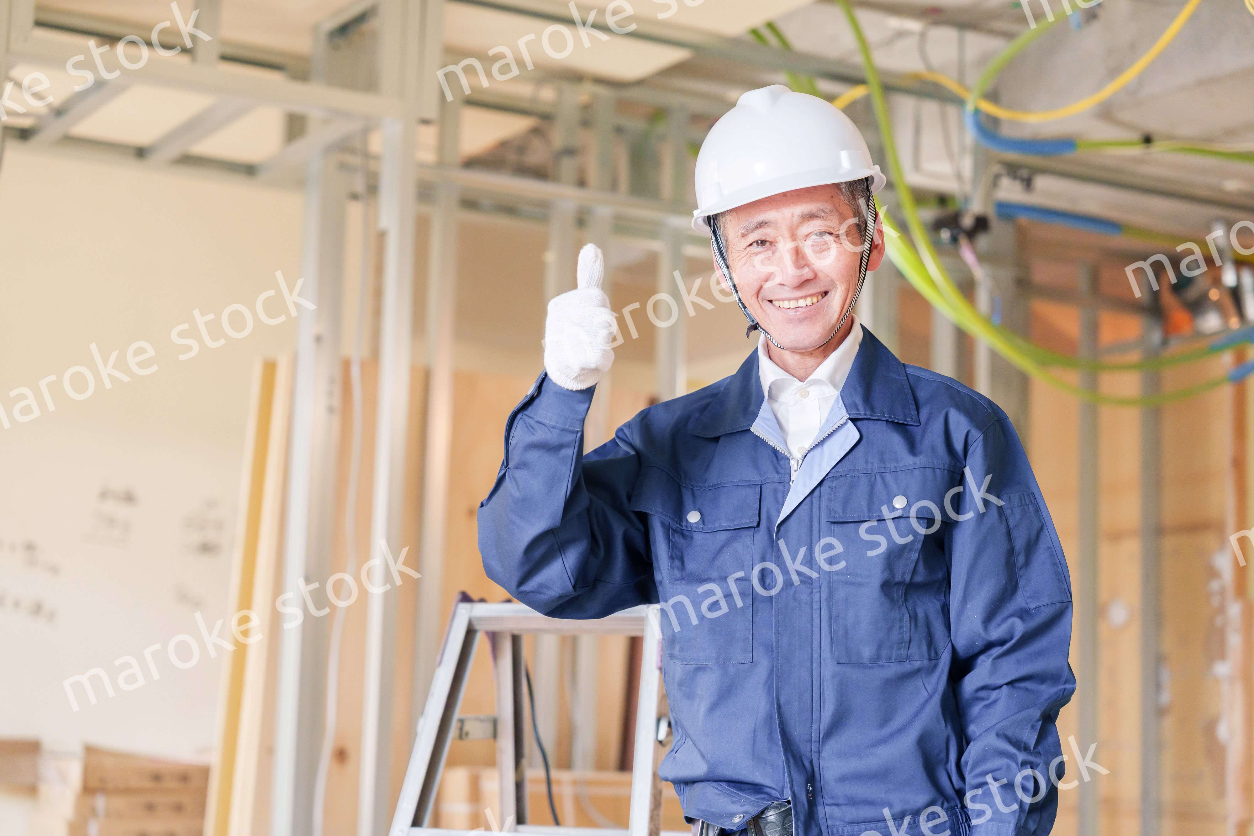 マンションのリフォーム現場で働く男性の大工