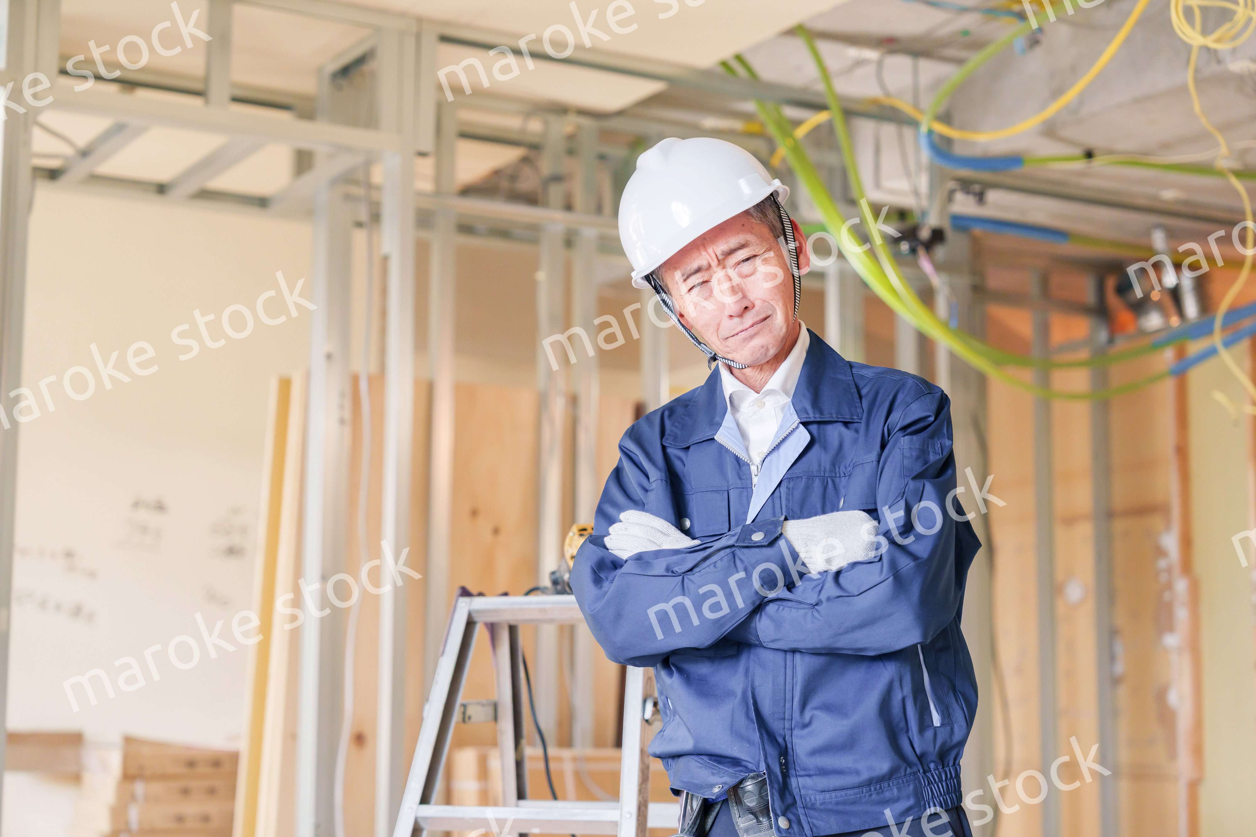 マンションのリフォーム現場で働く男性の大工