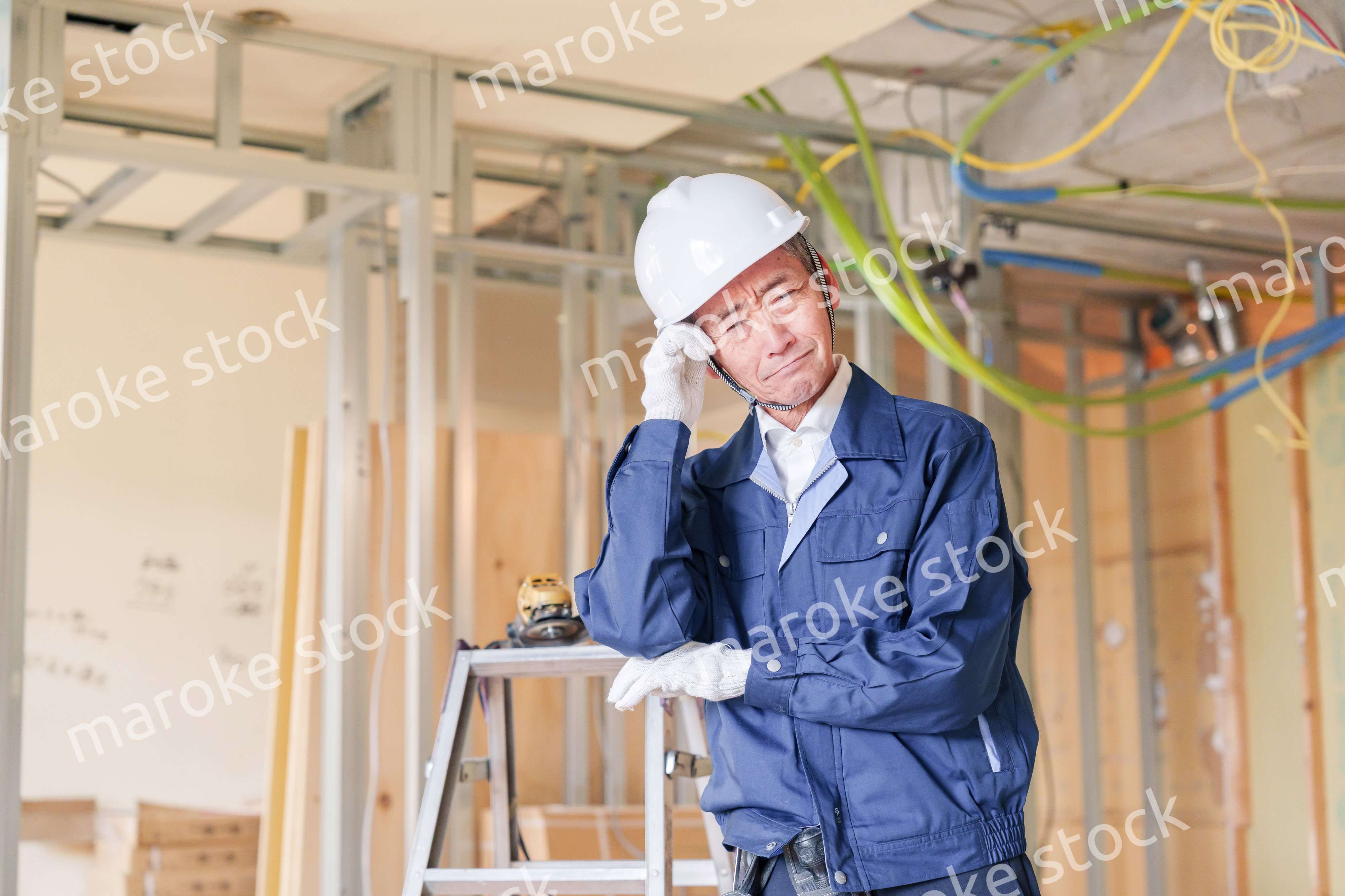 マンションのリフォーム現場で働く男性の大工