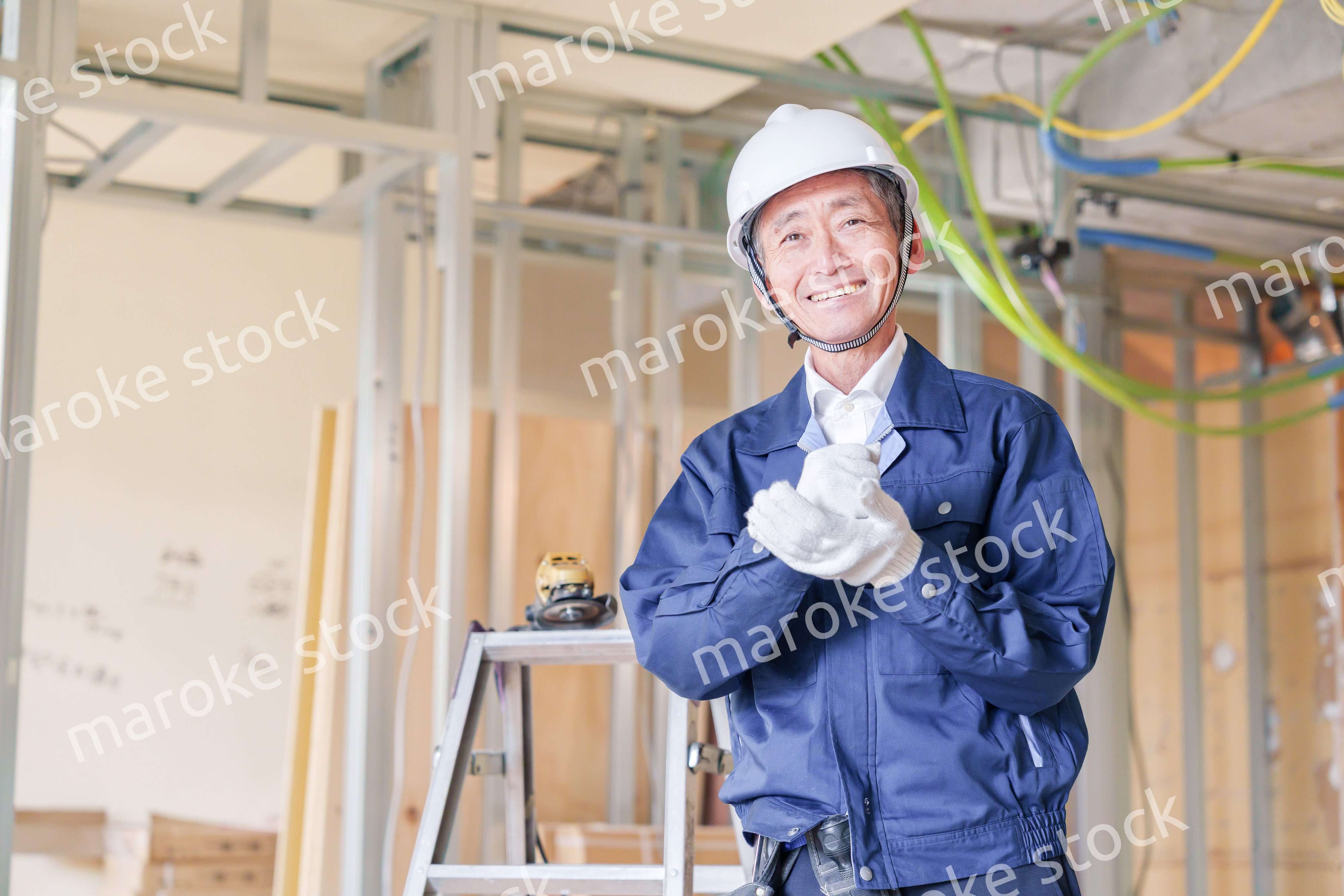 マンションのリフォーム現場で働く男性の大工