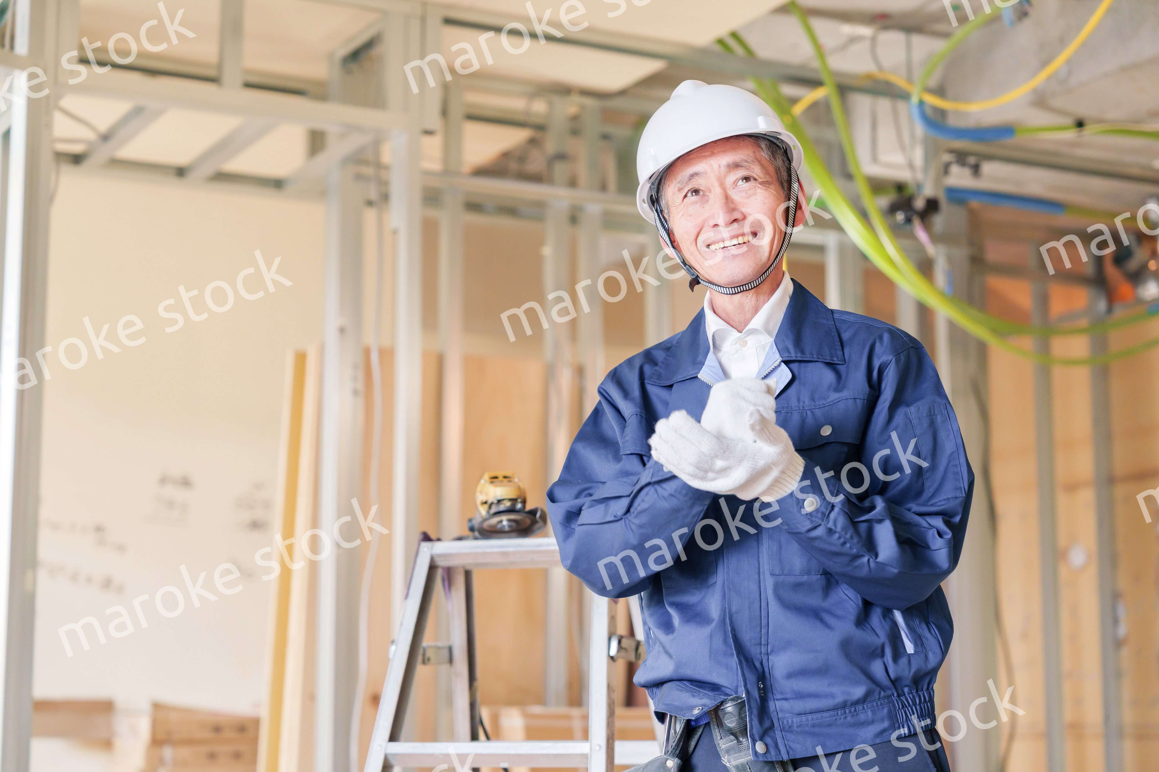 マンションのリフォーム現場で働く男性の大工