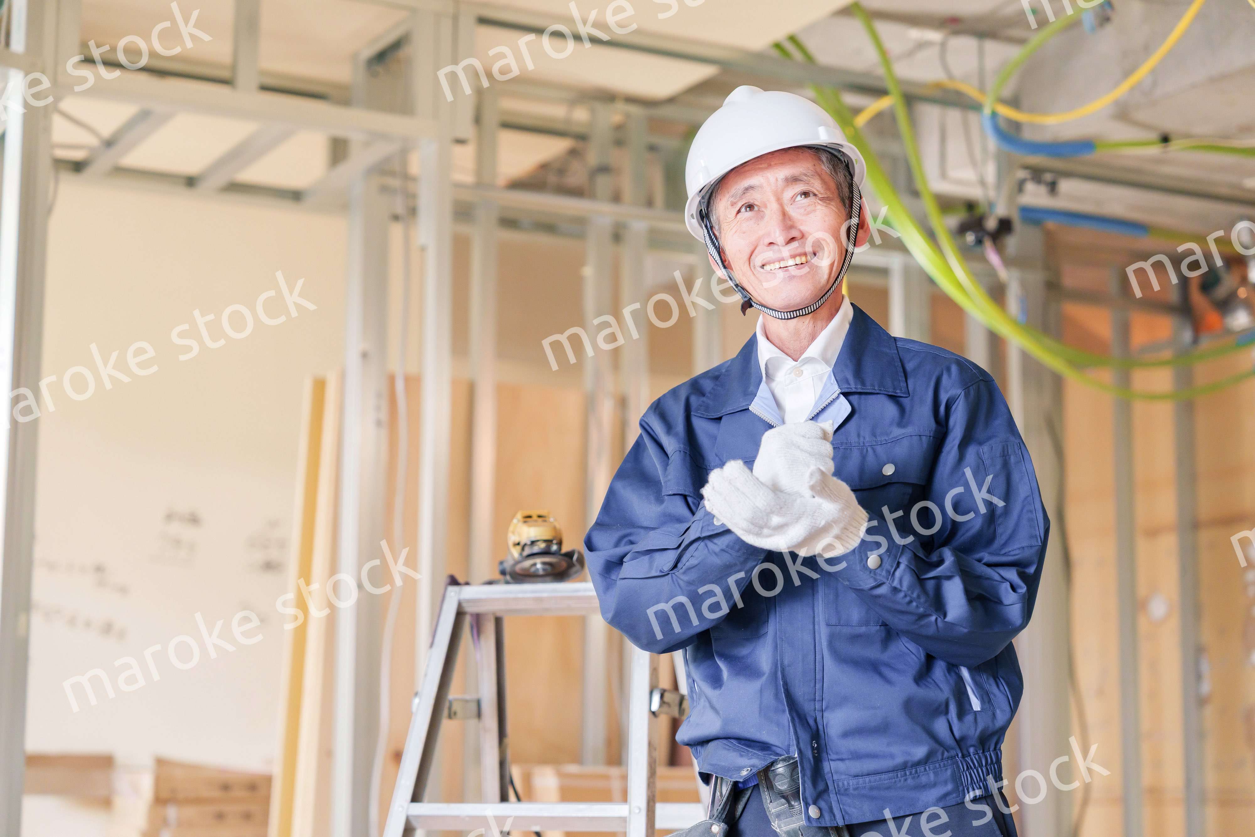 マンションのリフォーム現場で働く男性の大工