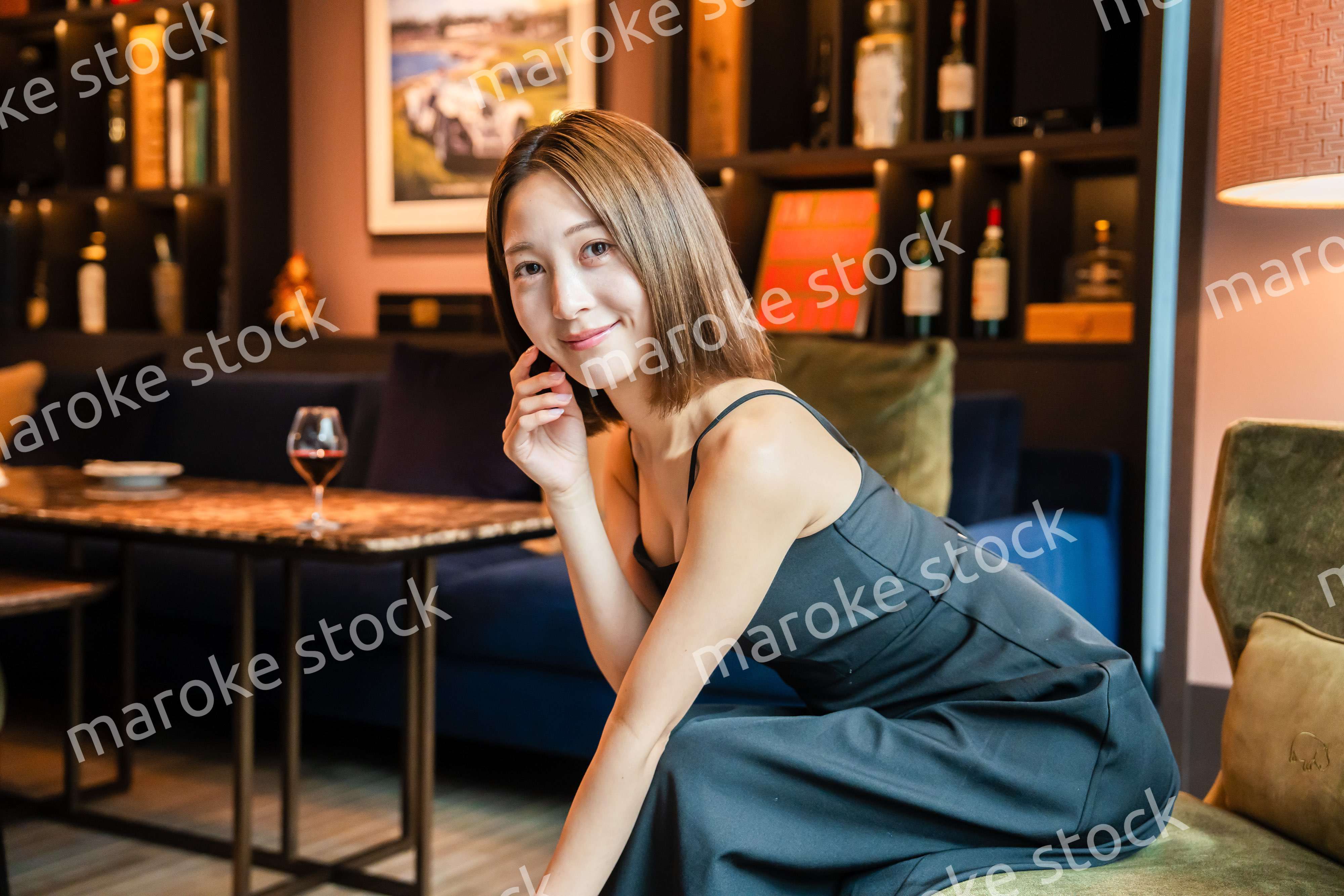 ポーズをした大人な雰囲気の女性