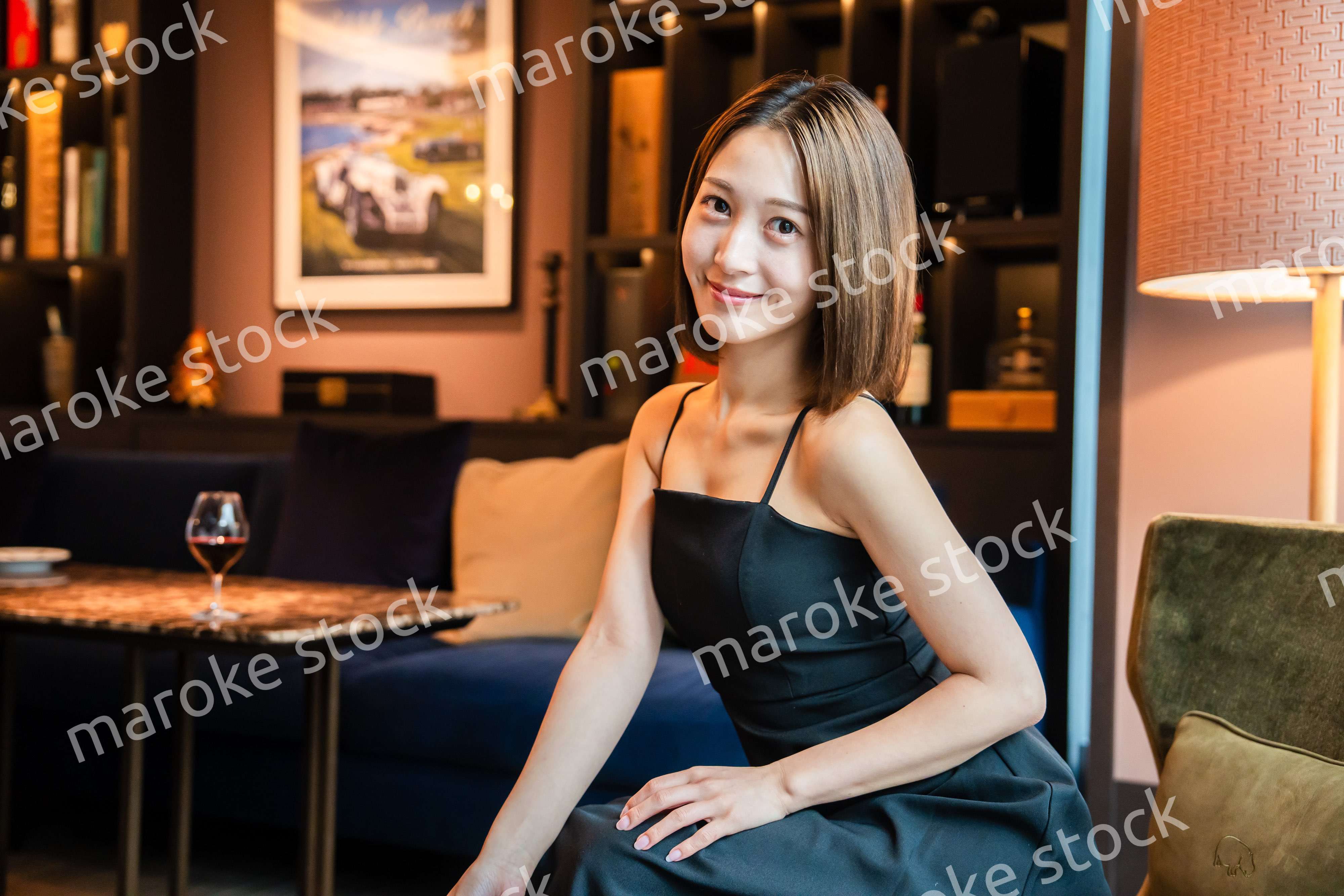 ポーズをした大人な雰囲気の女性