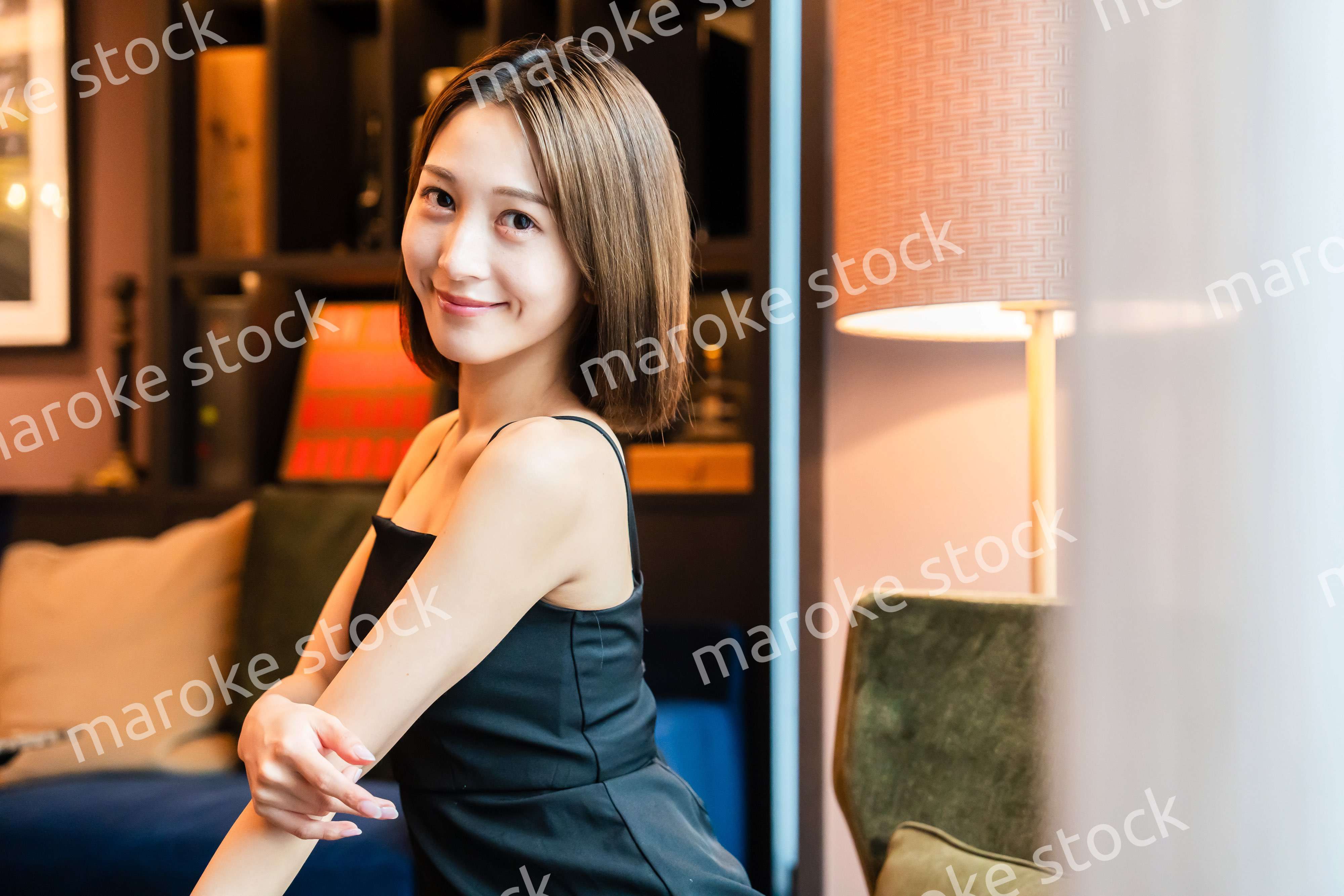 ポーズをした大人な雰囲気の女性