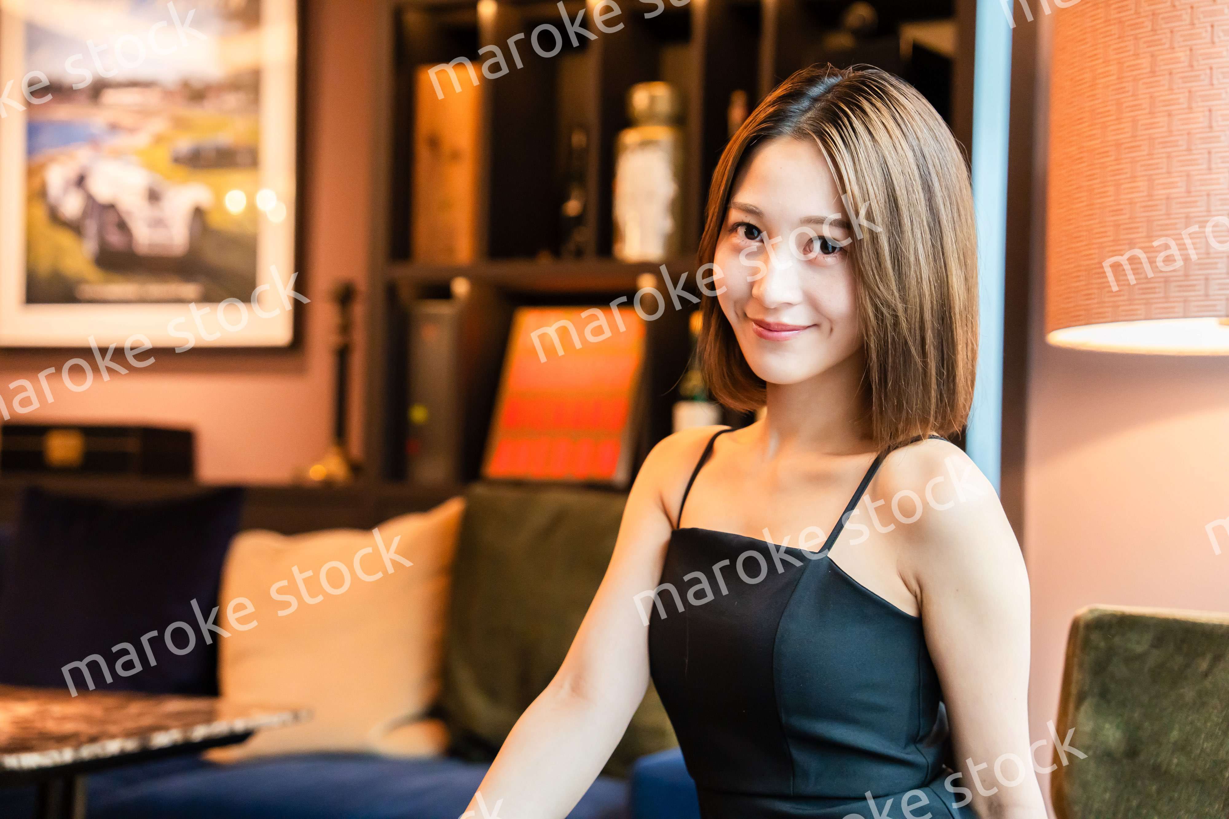 ポーズをした大人な雰囲気の女性