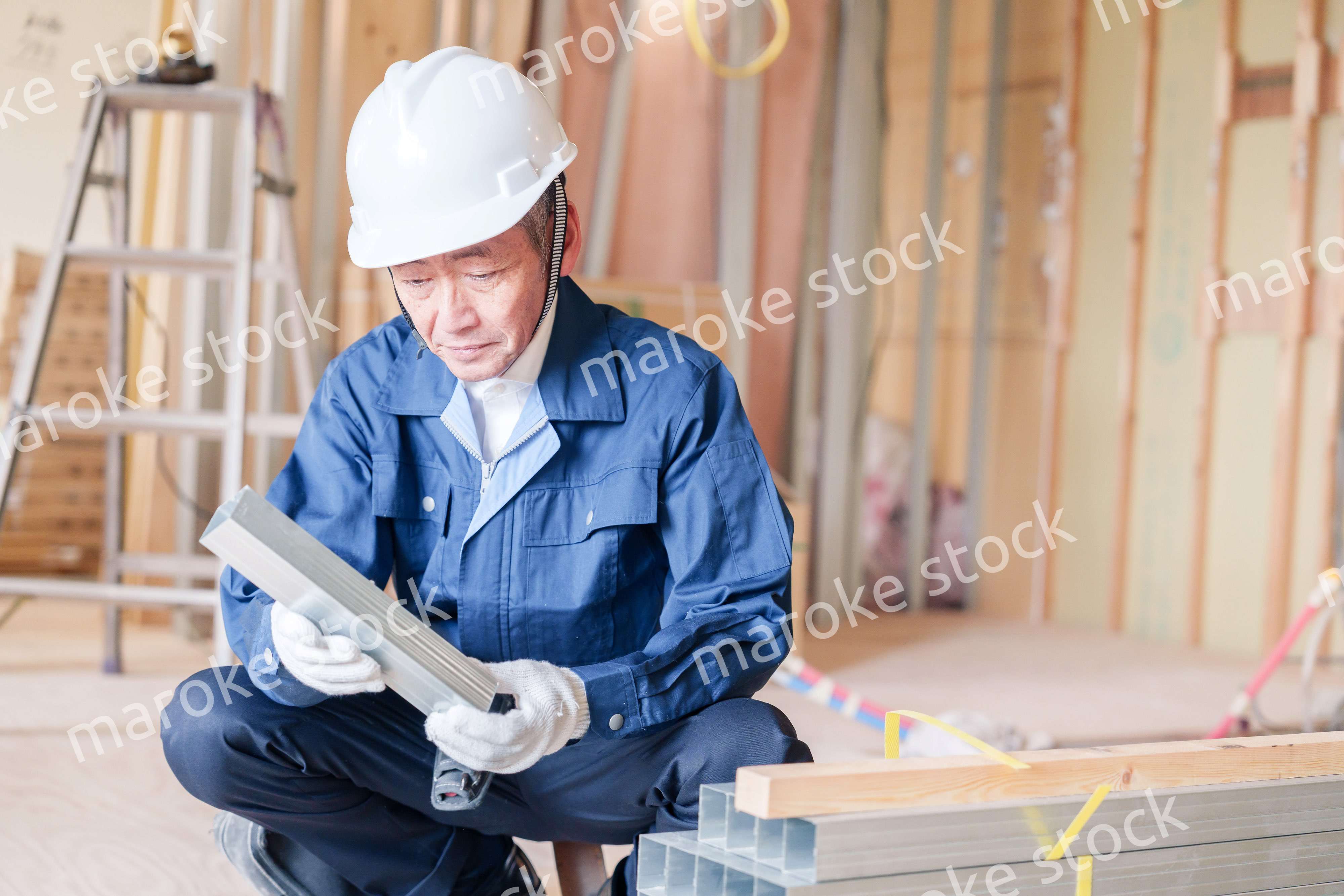 建設現場で軽量鉄骨の確認をする男性の職人