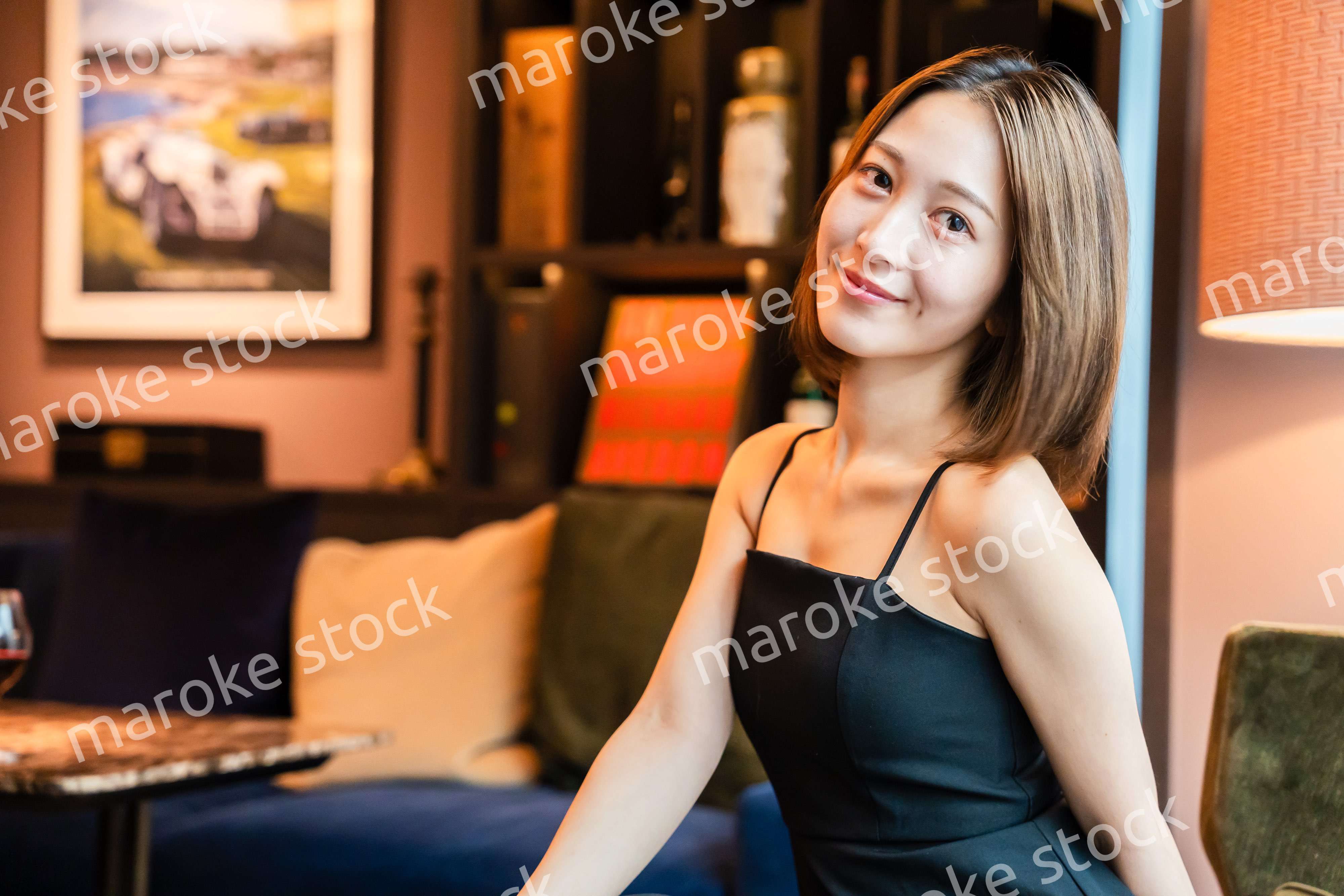 ポーズをした大人な雰囲気の女性