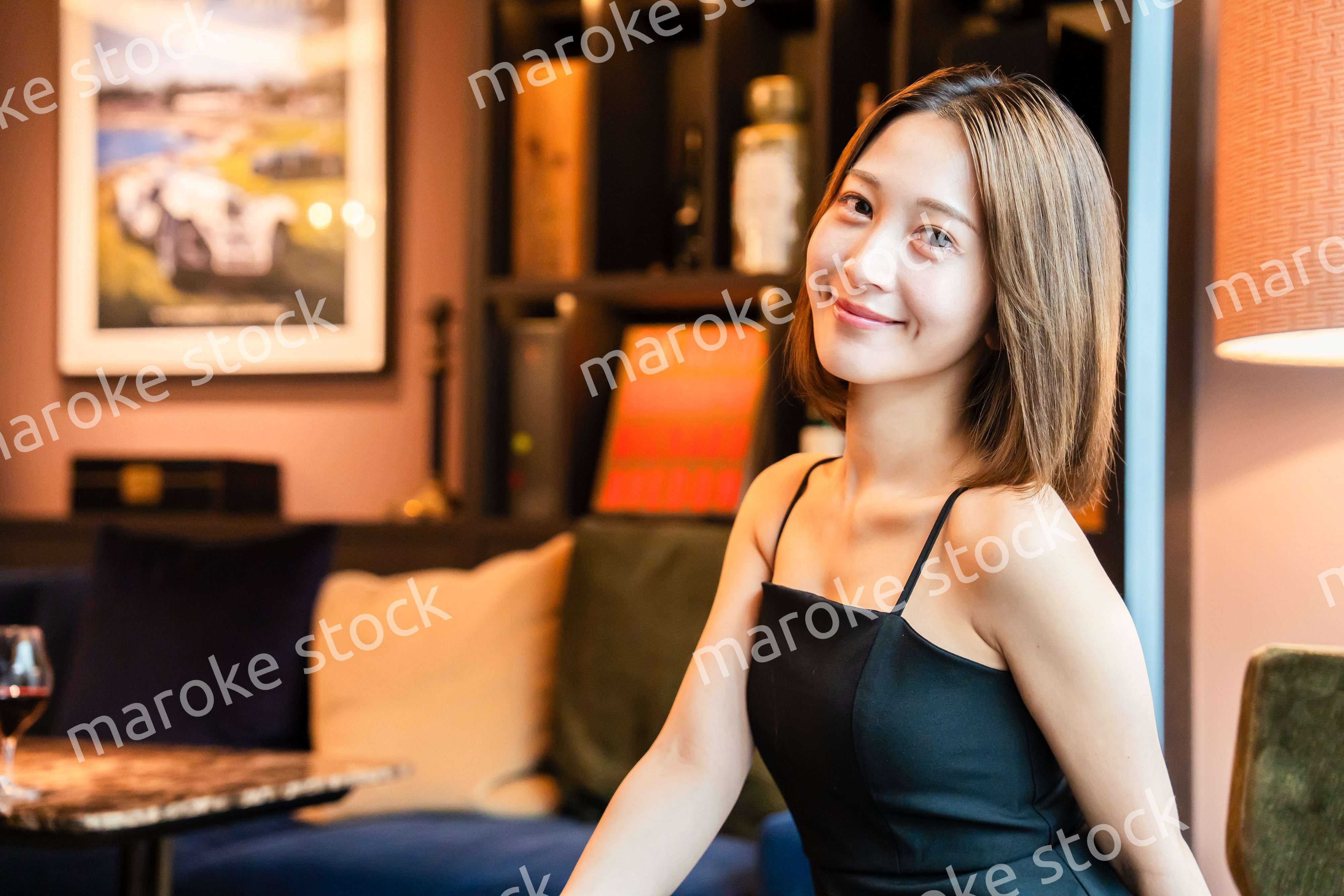 ポーズをした大人な雰囲気の女性