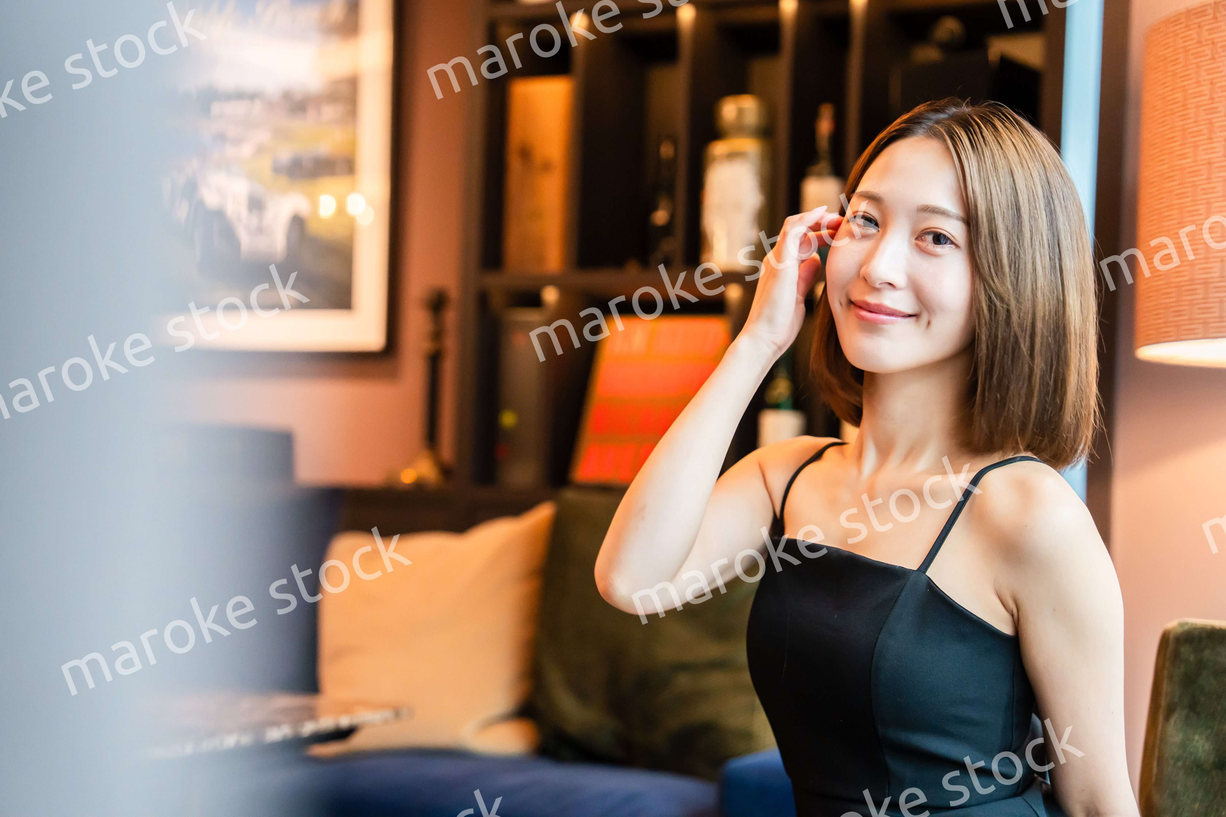 ポーズをした大人な雰囲気の女性