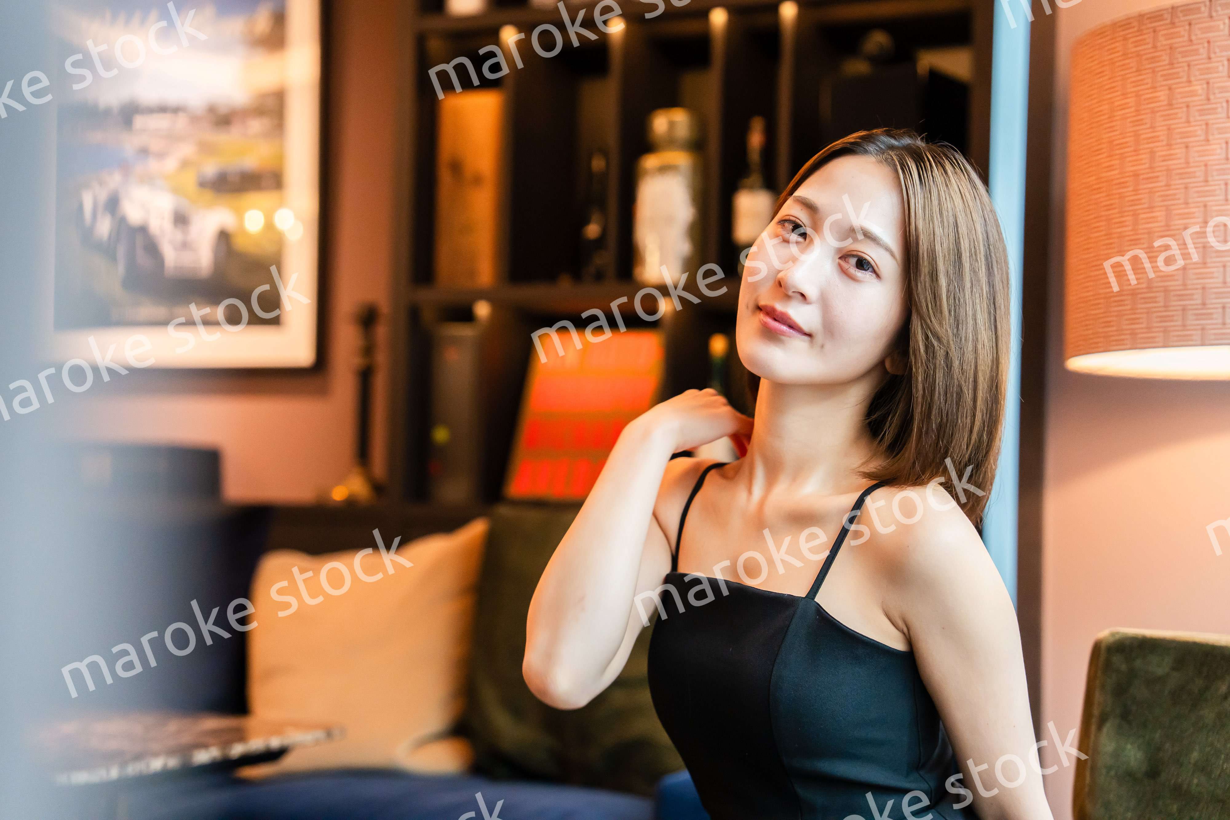 ポーズをした大人な雰囲気の女性