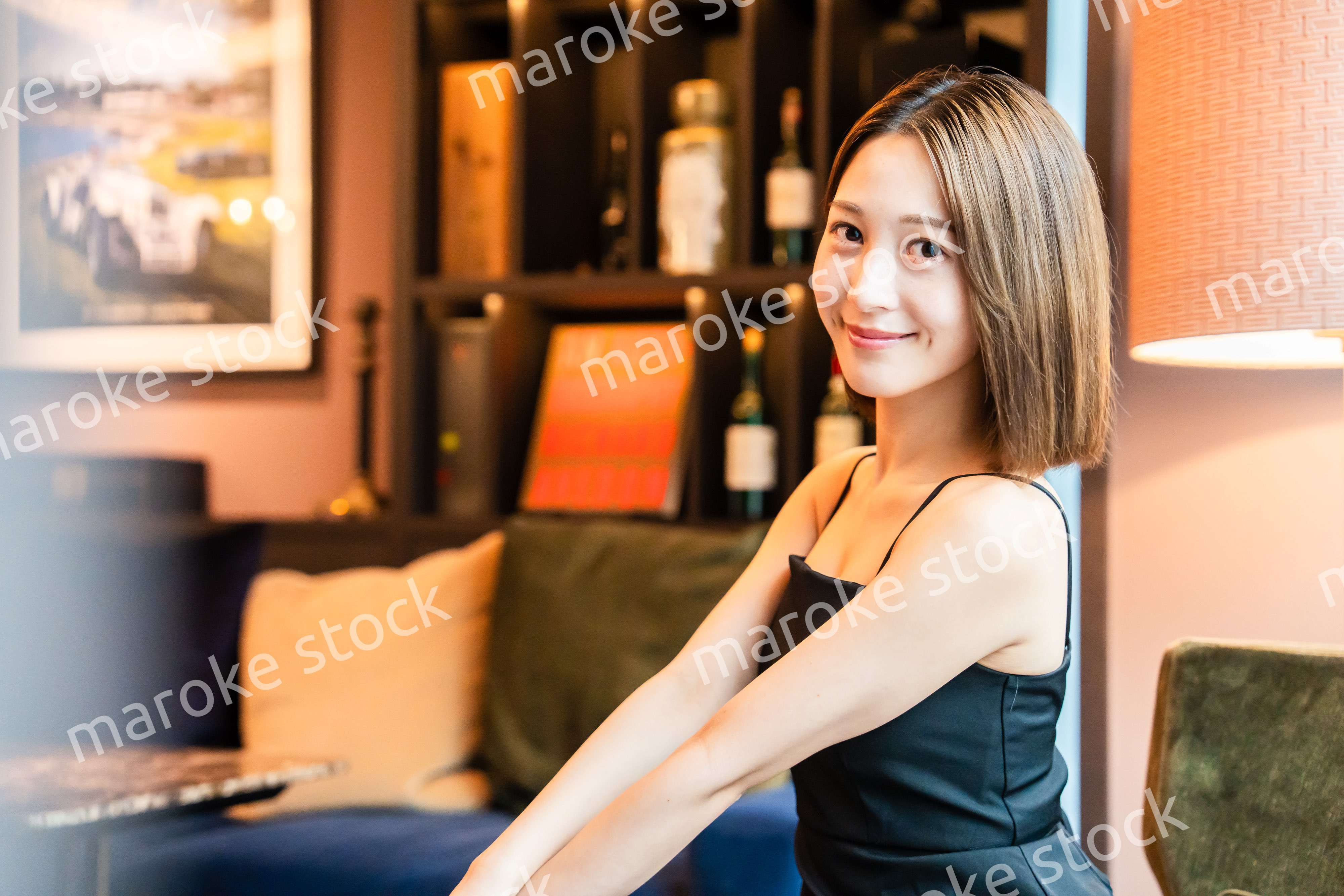 ポーズをした大人な雰囲気の女性