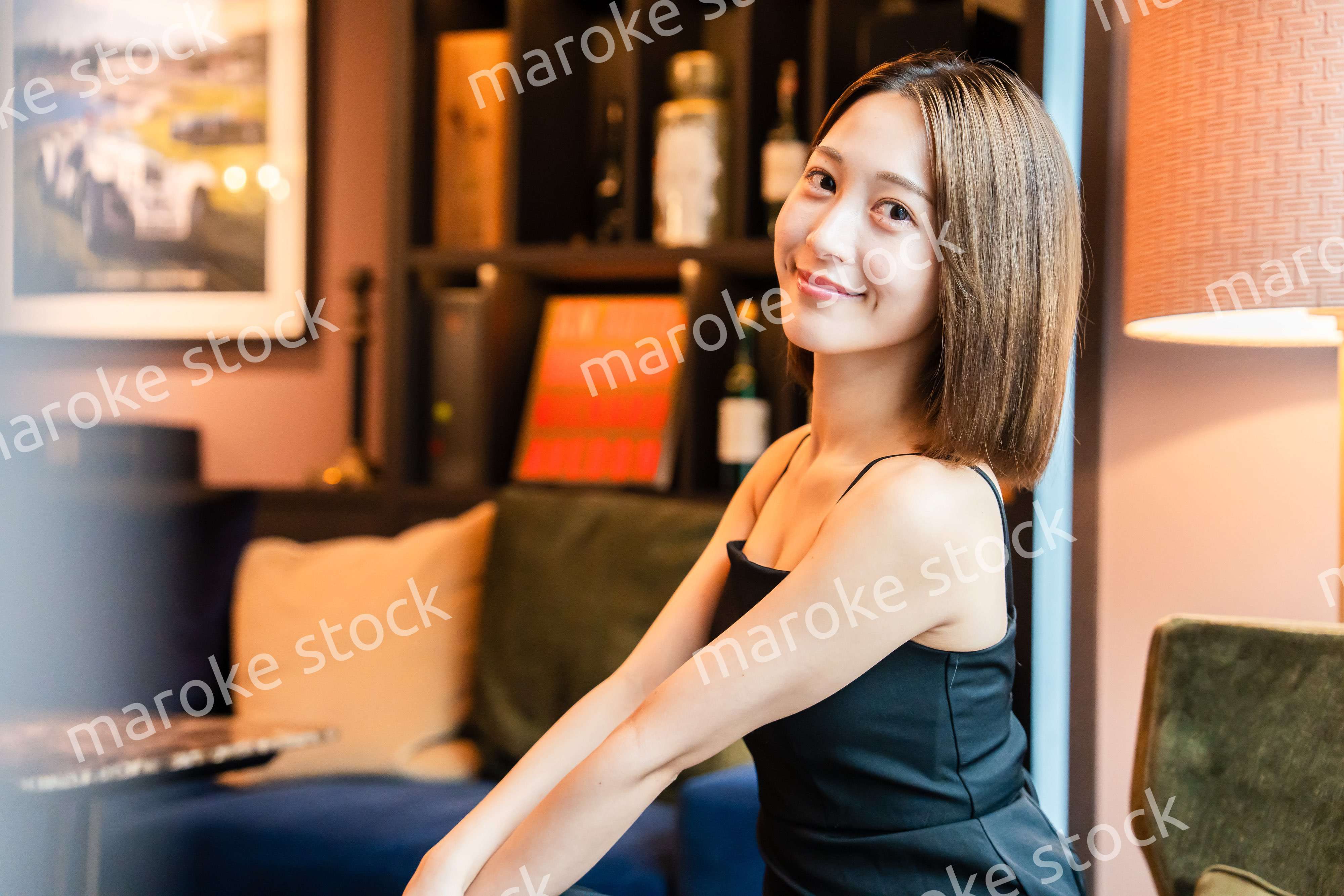 ポーズをした大人な雰囲気の女性