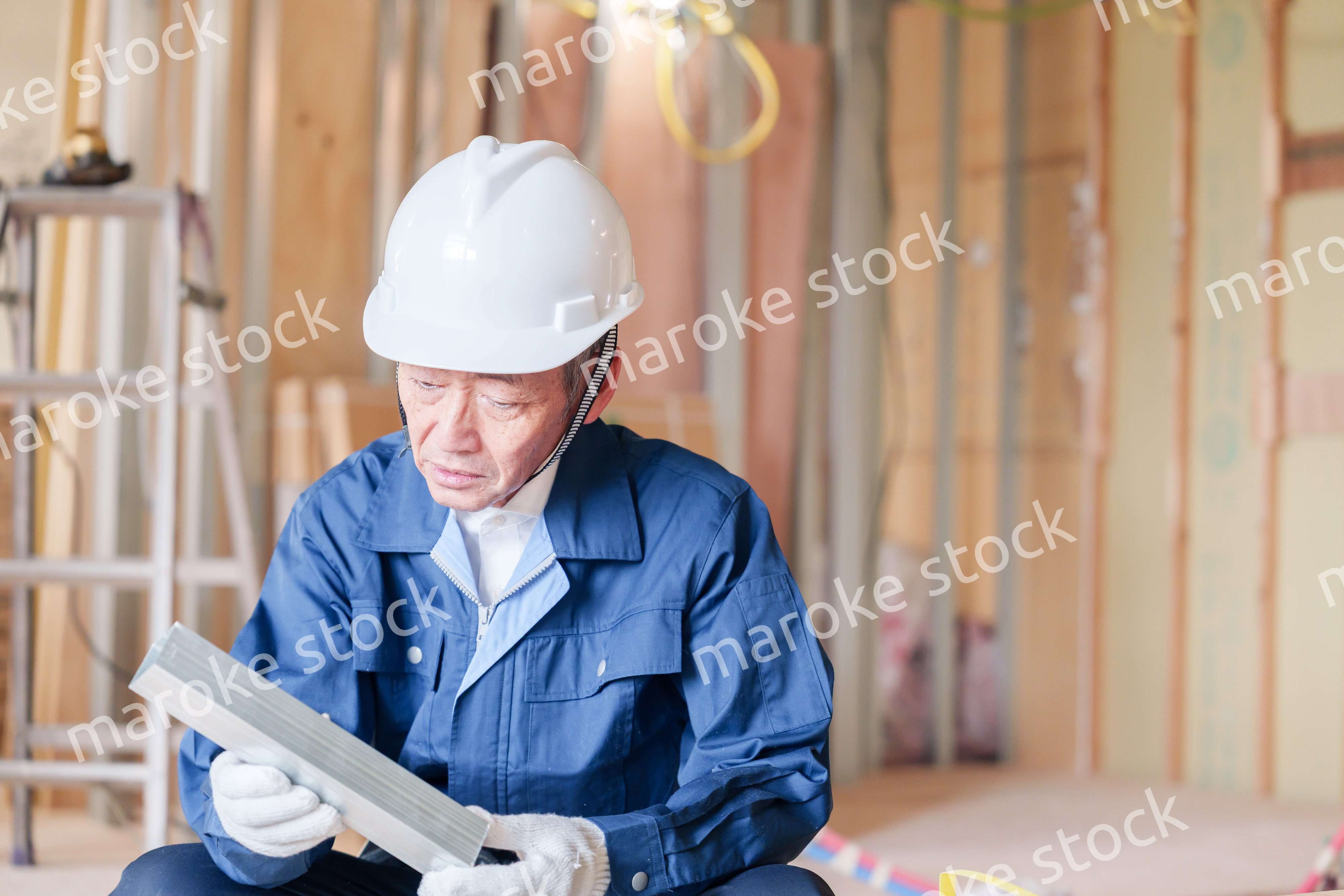 建設現場で軽量鉄骨の確認をする男性の職人