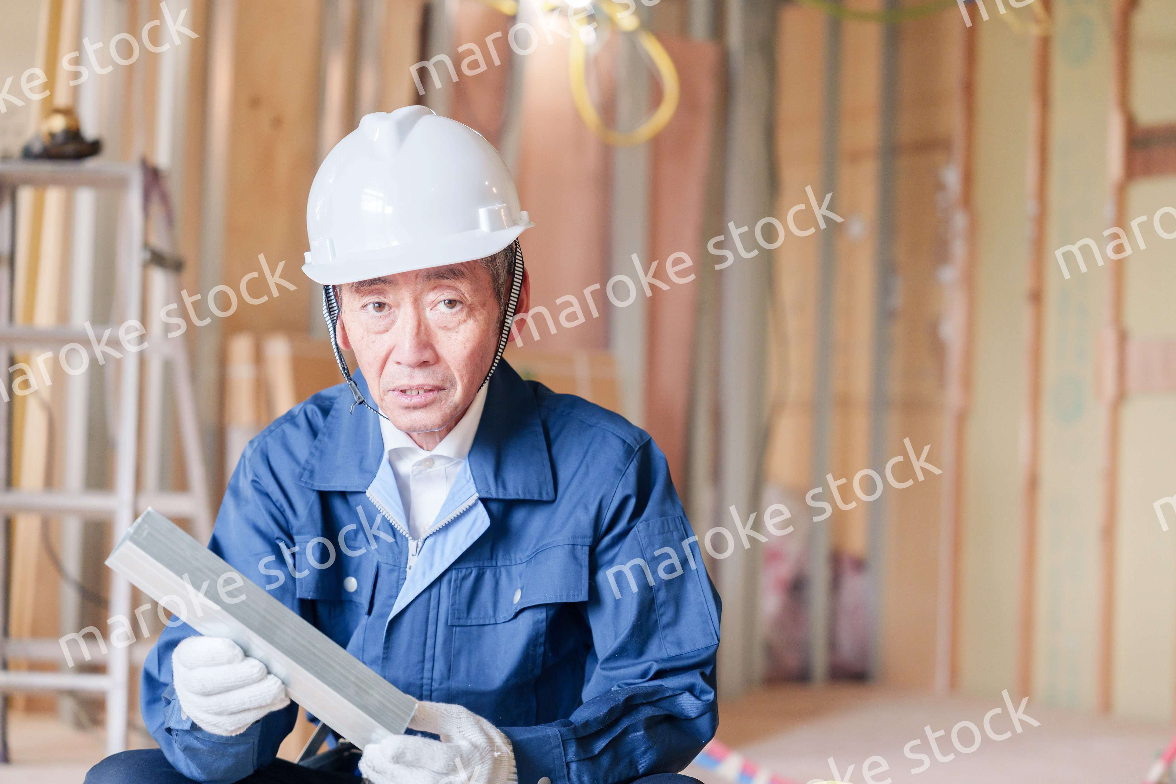 建設現場で軽量鉄骨の確認をする男性の職人