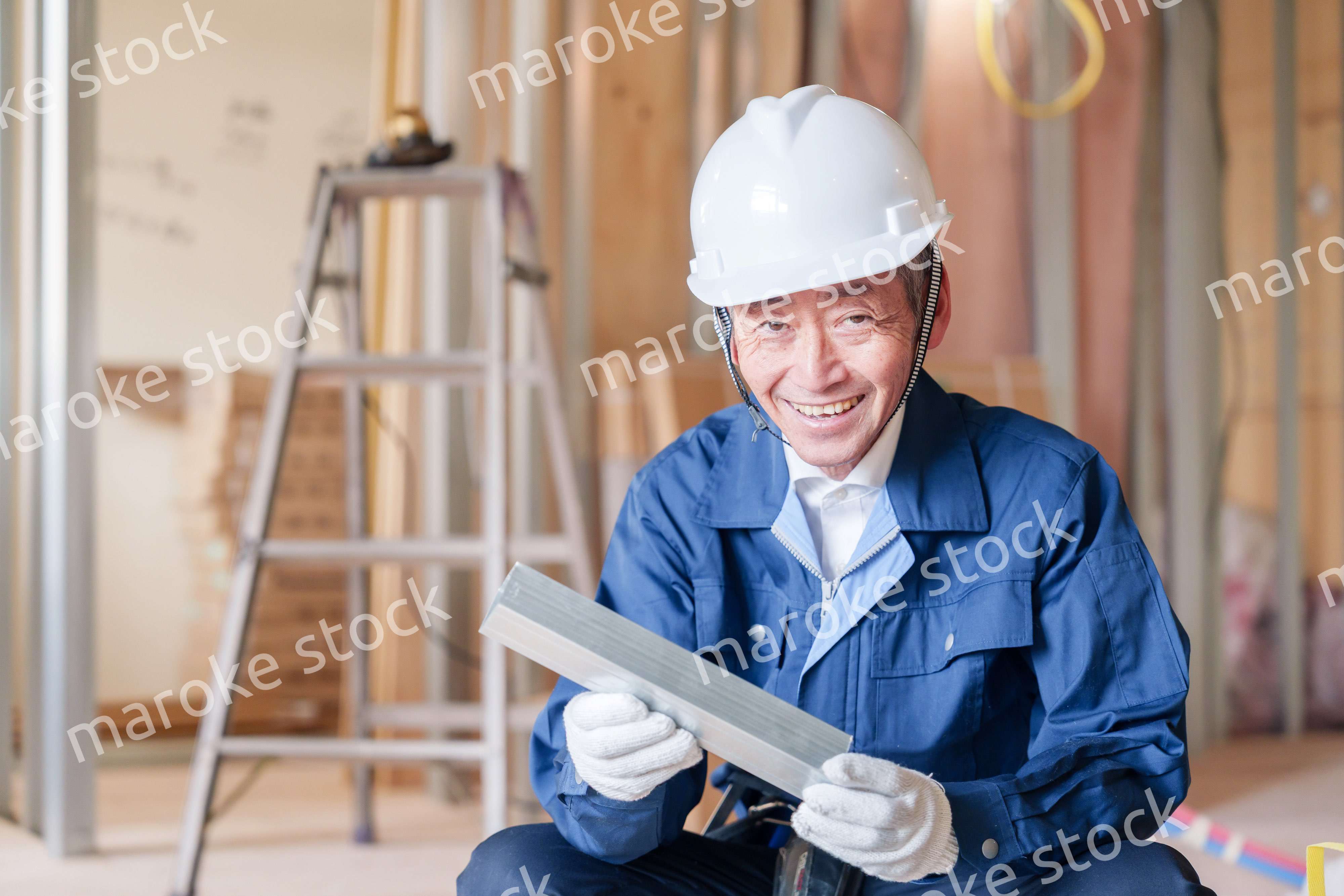 建設現場で軽量鉄骨の確認をする男性の職人