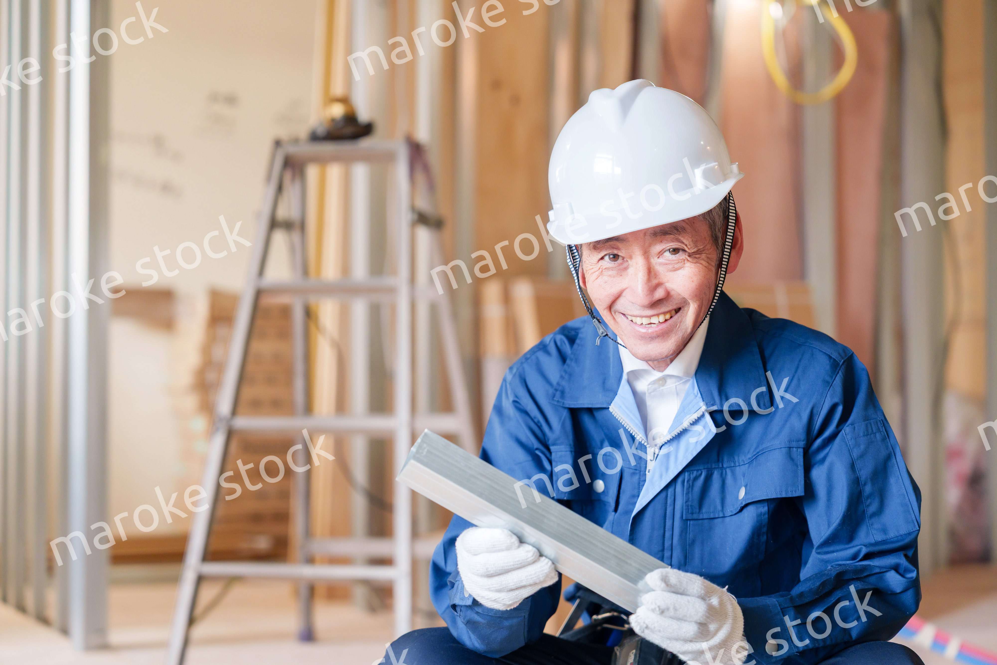 建設現場で軽量鉄骨の確認をする男性の職人