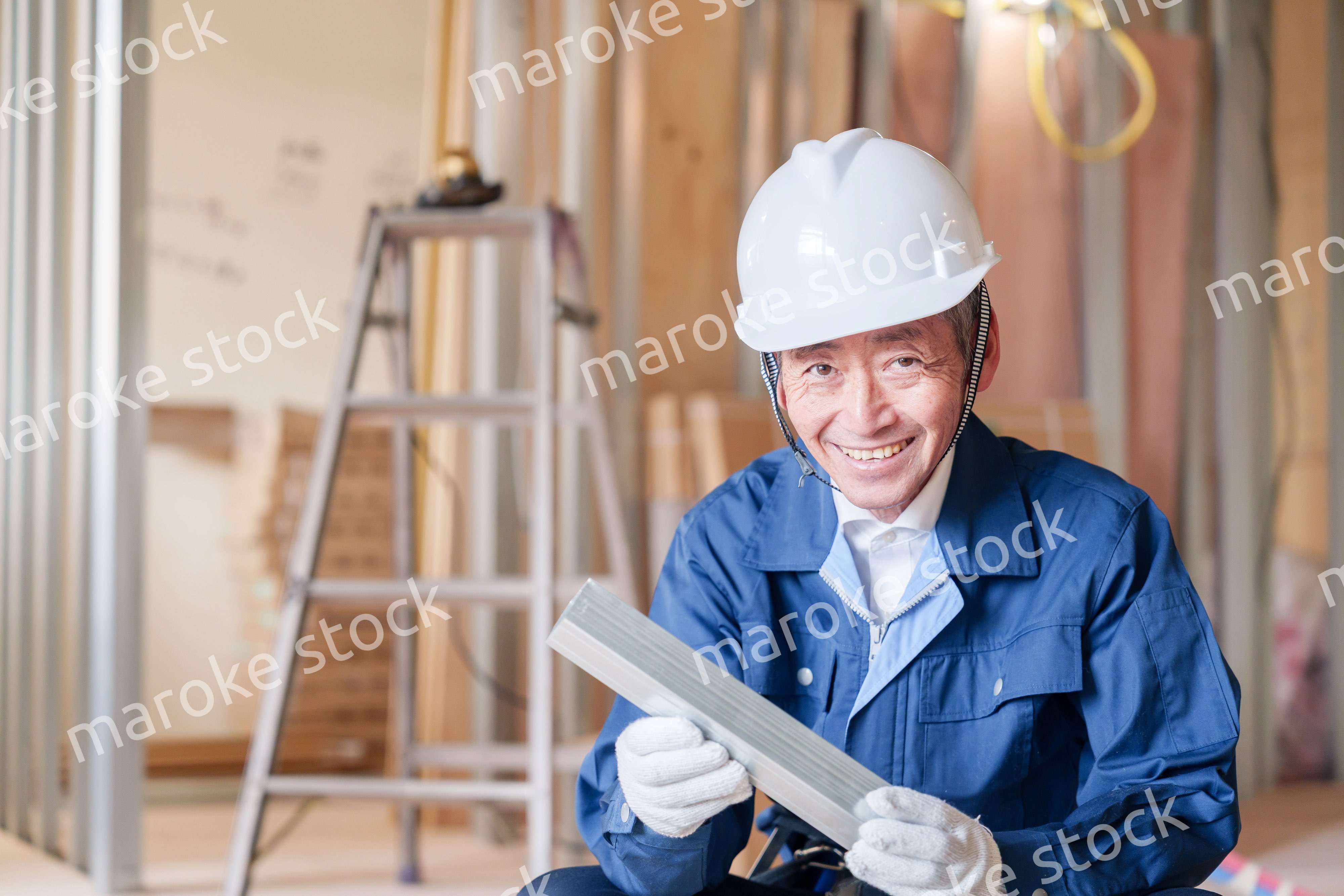 建設現場で軽量鉄骨の確認をする男性の職人
