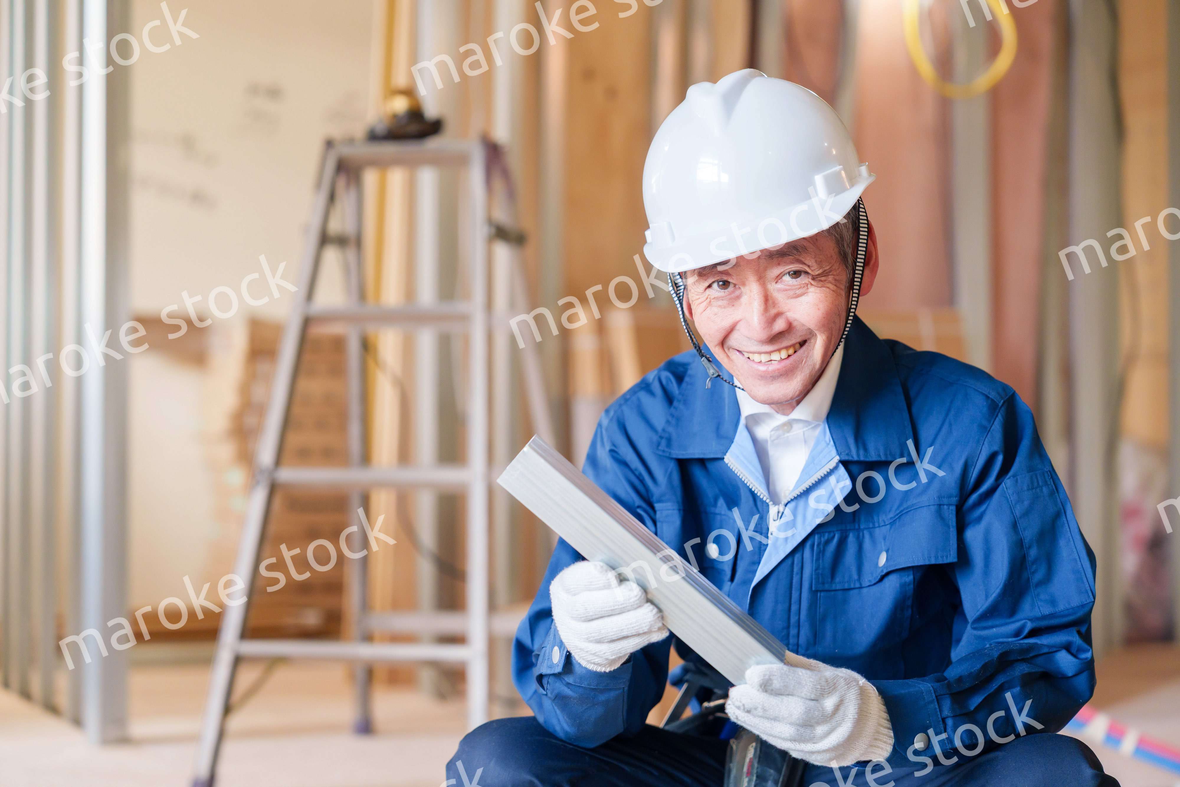 建設現場で軽量鉄骨の確認をする男性の職人