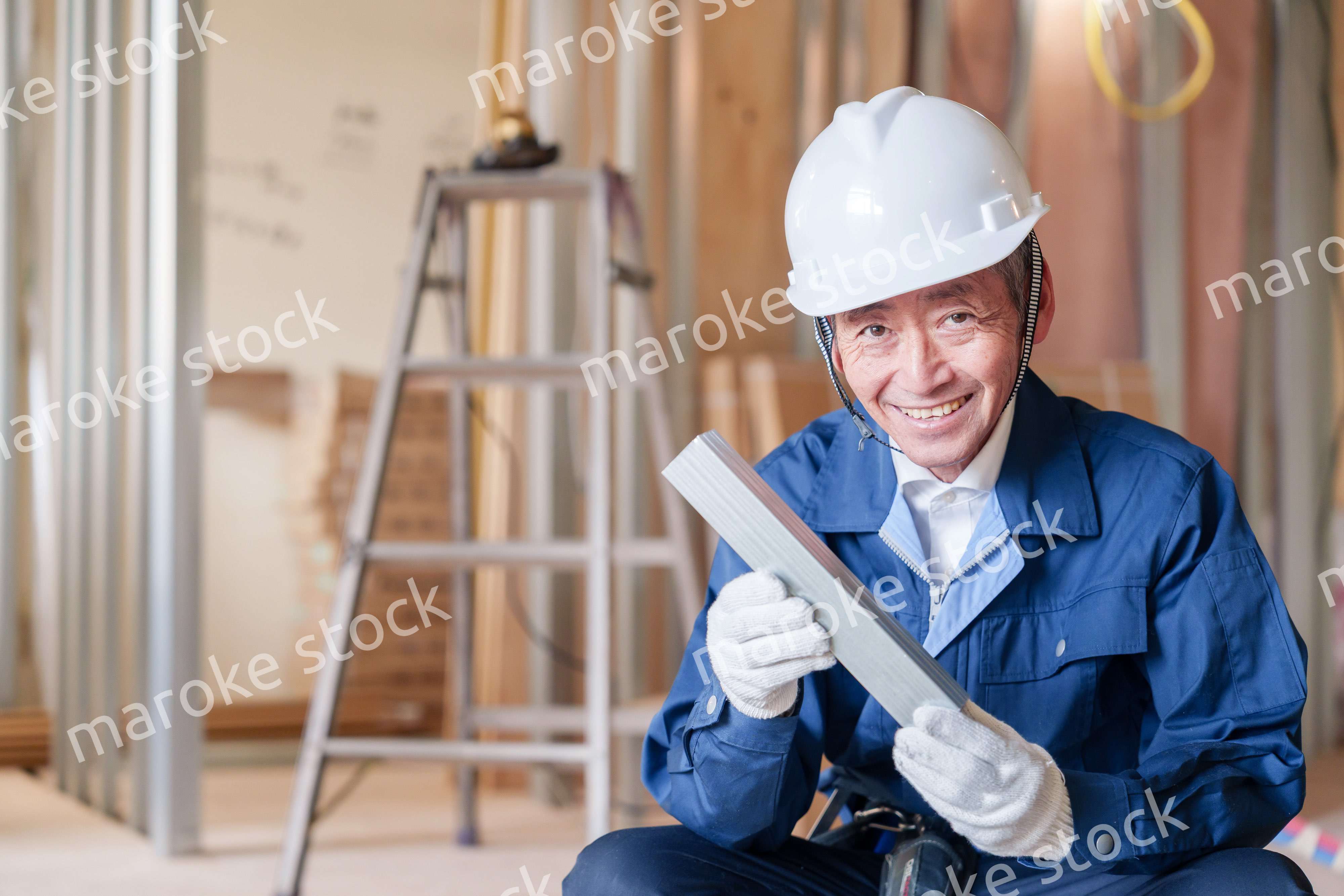 建設現場で軽量鉄骨の確認をする男性の職人