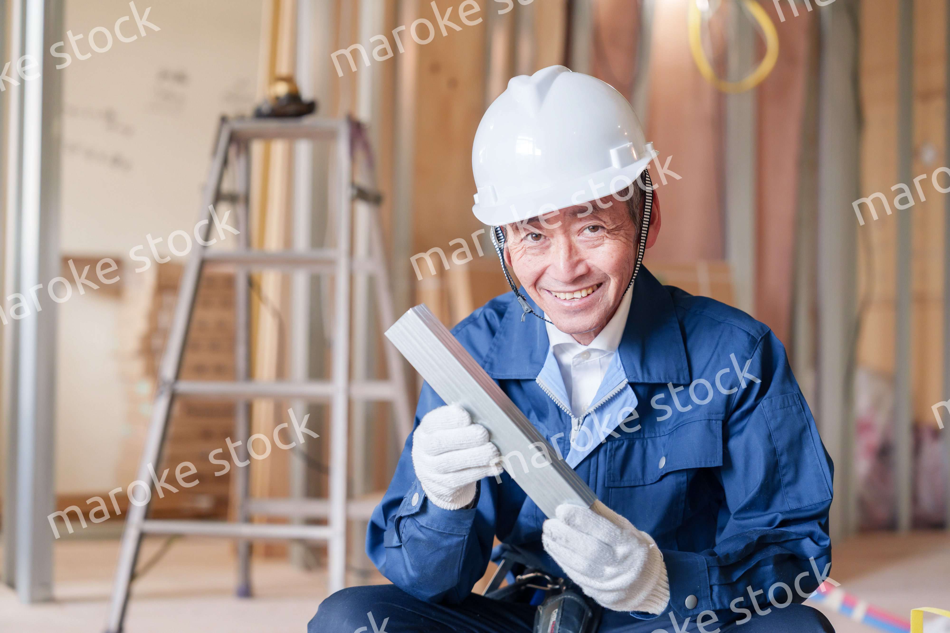 建設現場で軽量鉄骨の確認をする男性の職人