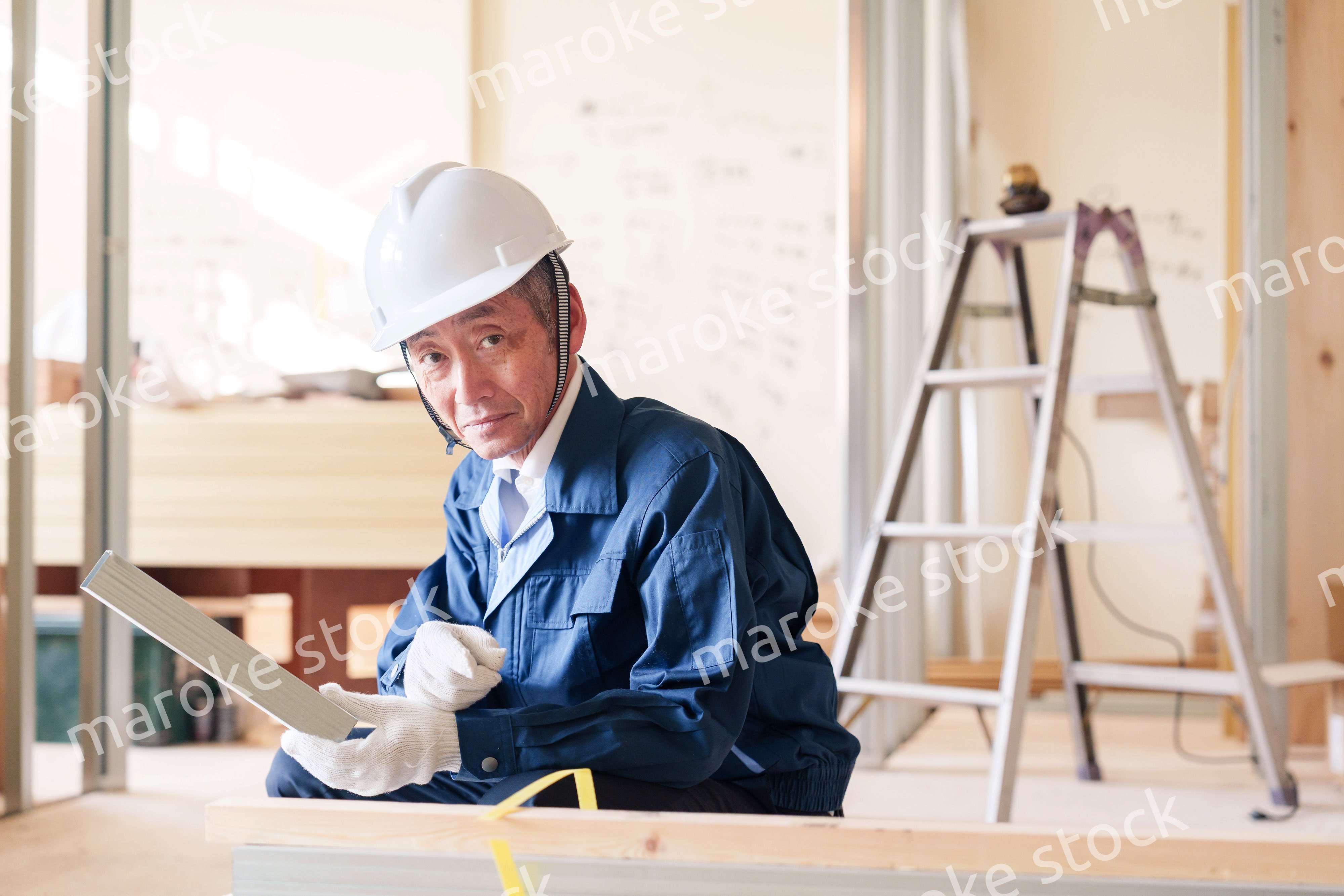 建設現場で軽量鉄骨の確認をする男性の職人