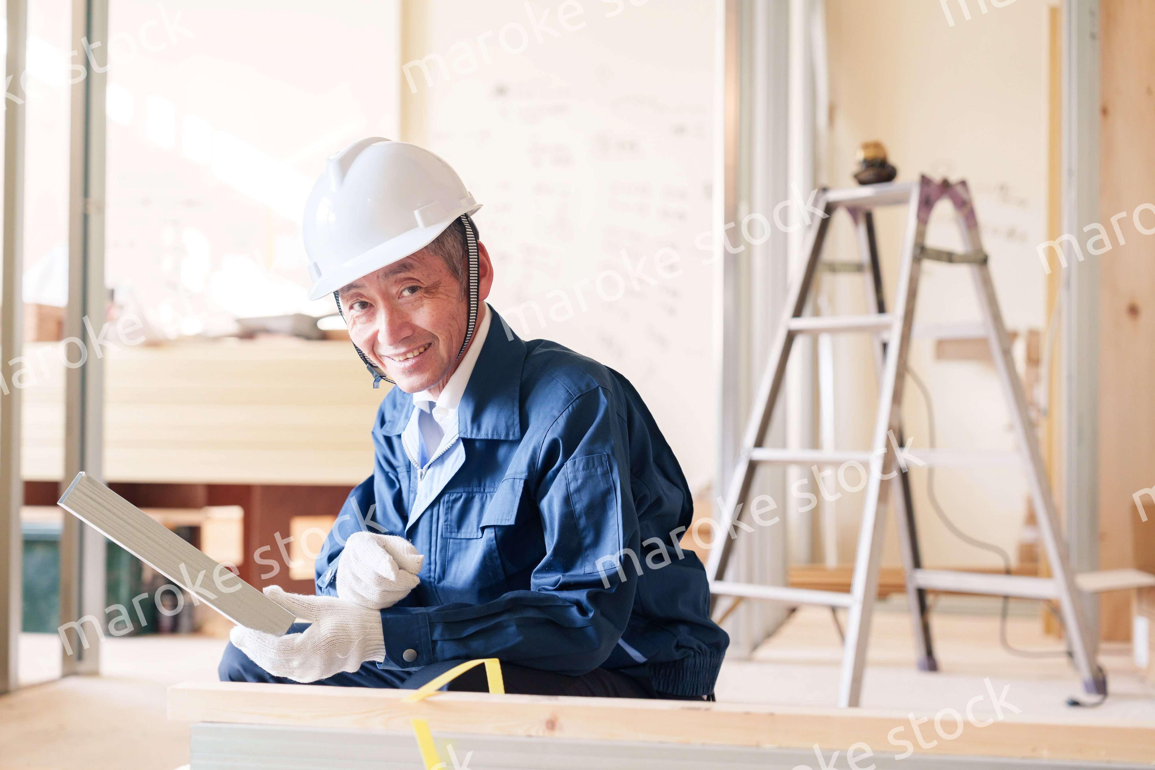 建設現場で軽量鉄骨の確認をする男性の職人