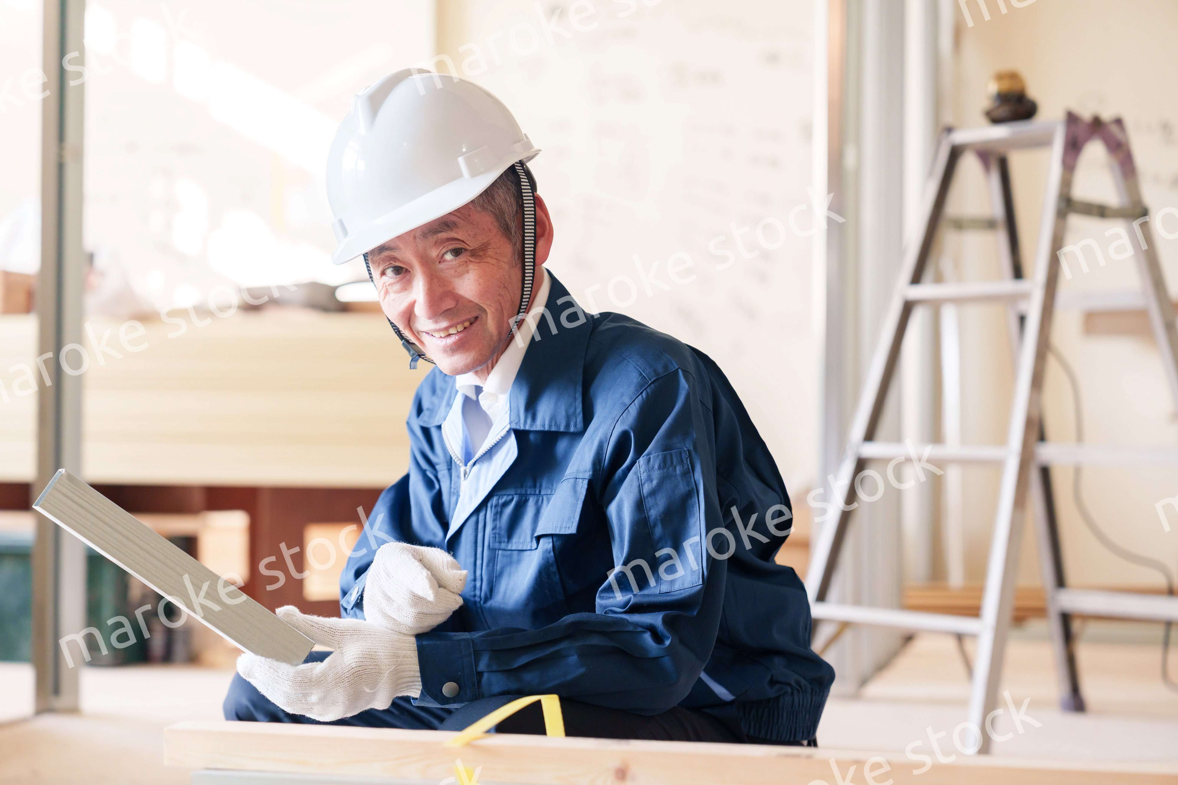 建設現場で軽量鉄骨の確認をする男性の職人