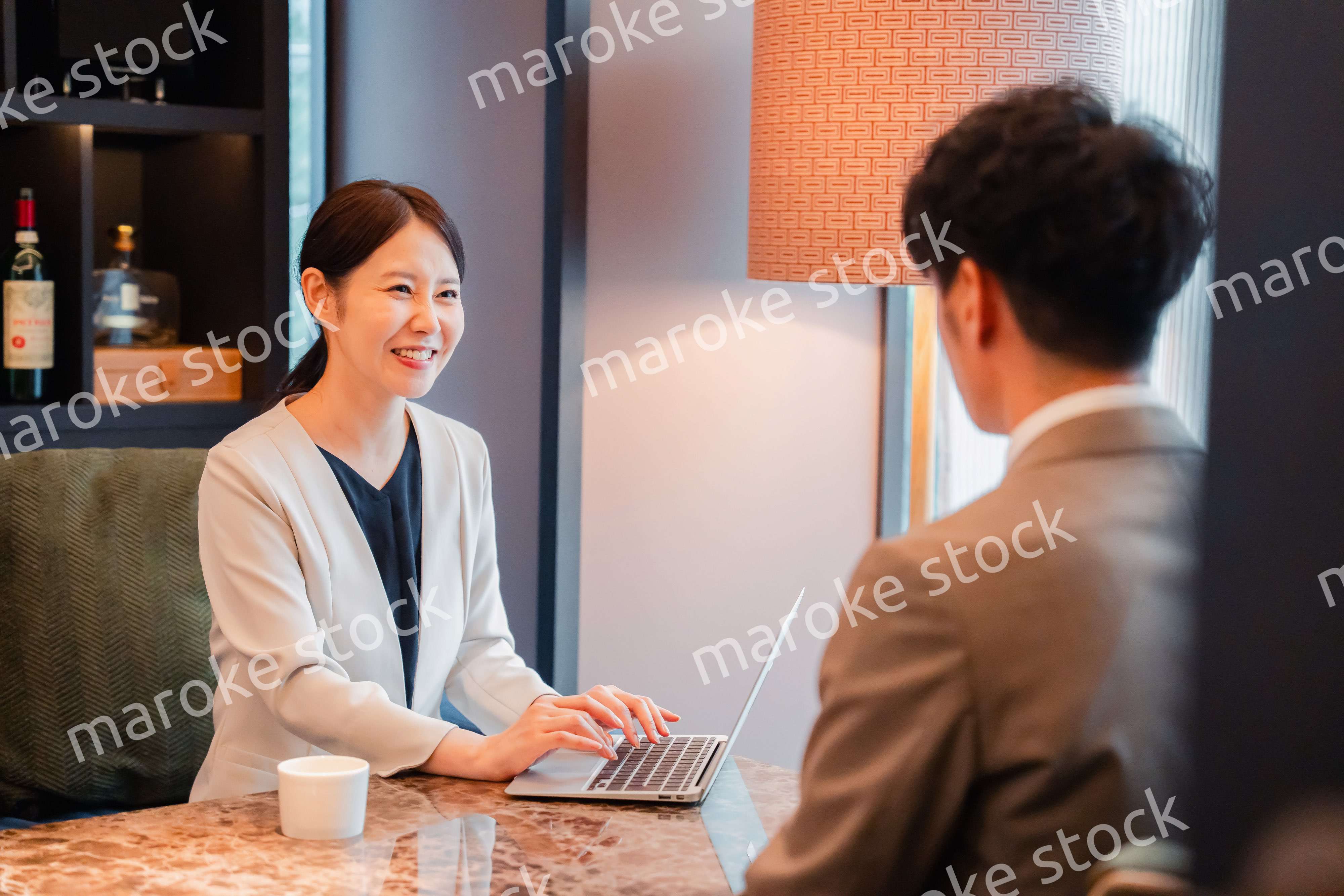 ホテルのラウンジでビジネスミーティングをする人々