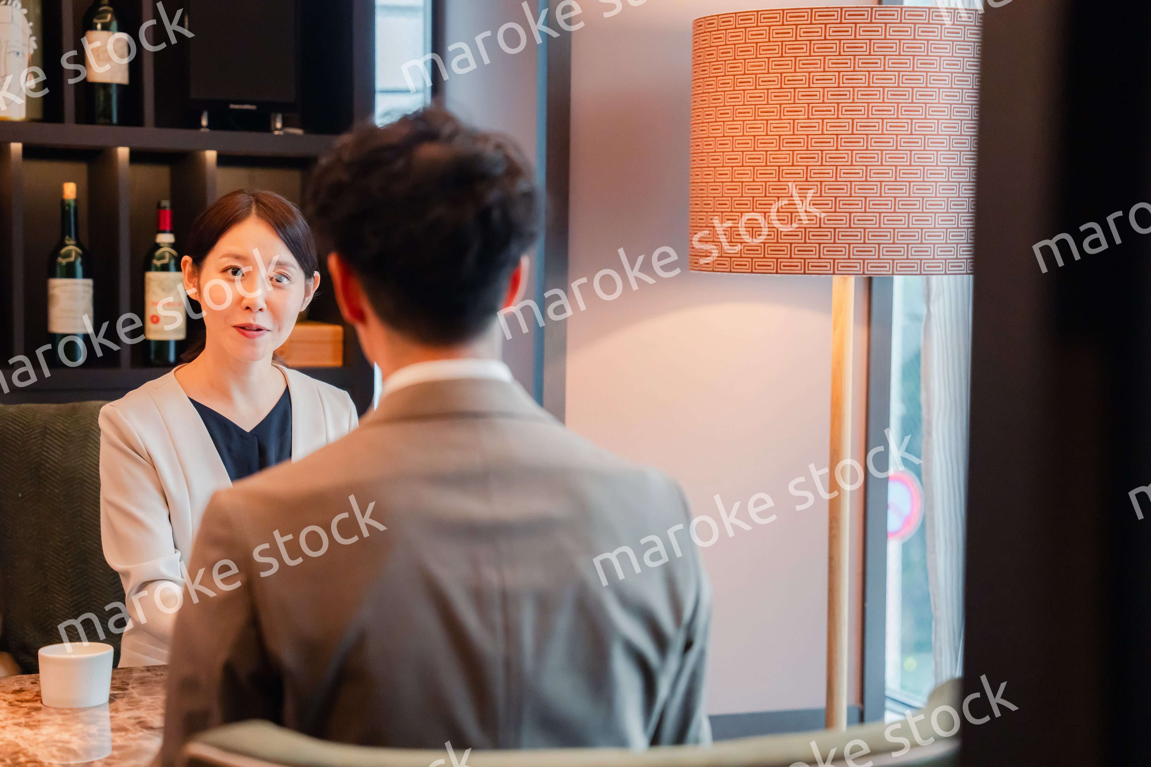 ホテルのラウンジでビジネスミーティングをする人々