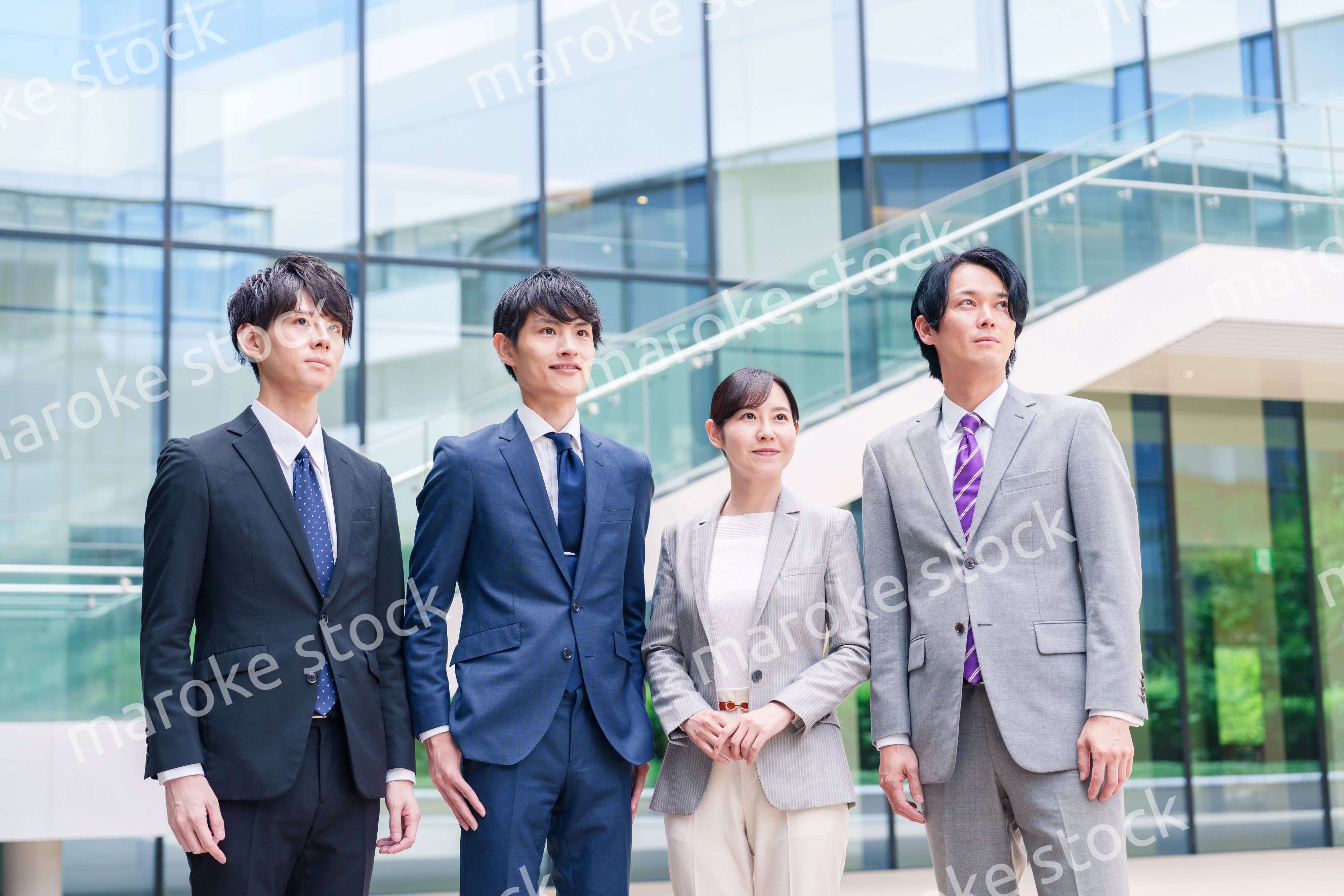 未来を見つめるビジネスパーソン