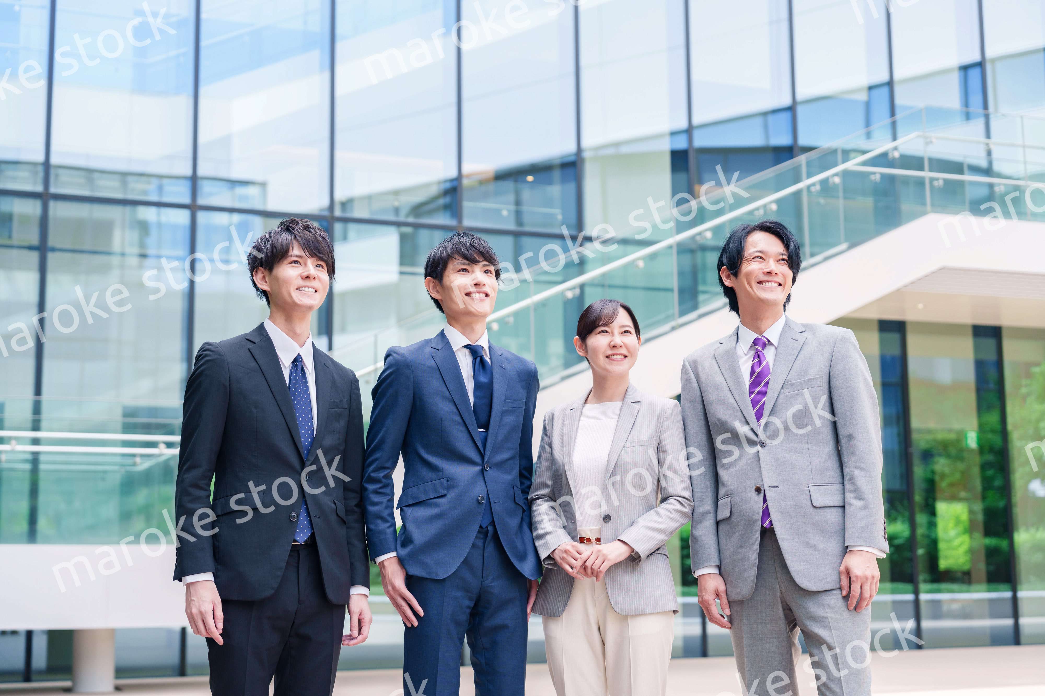 未来を見つめるビジネスパーソン