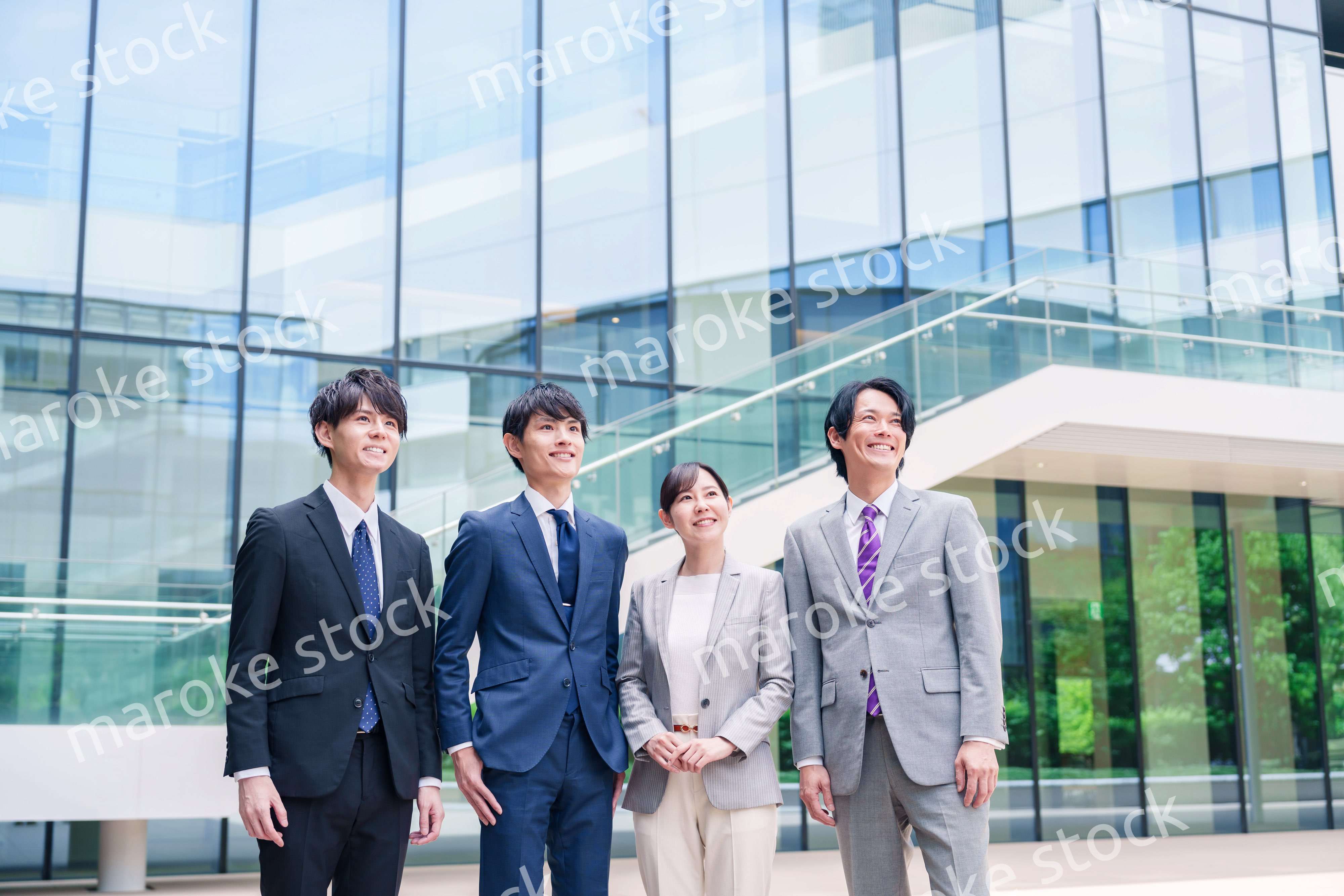 未来を見つめるビジネスパーソン