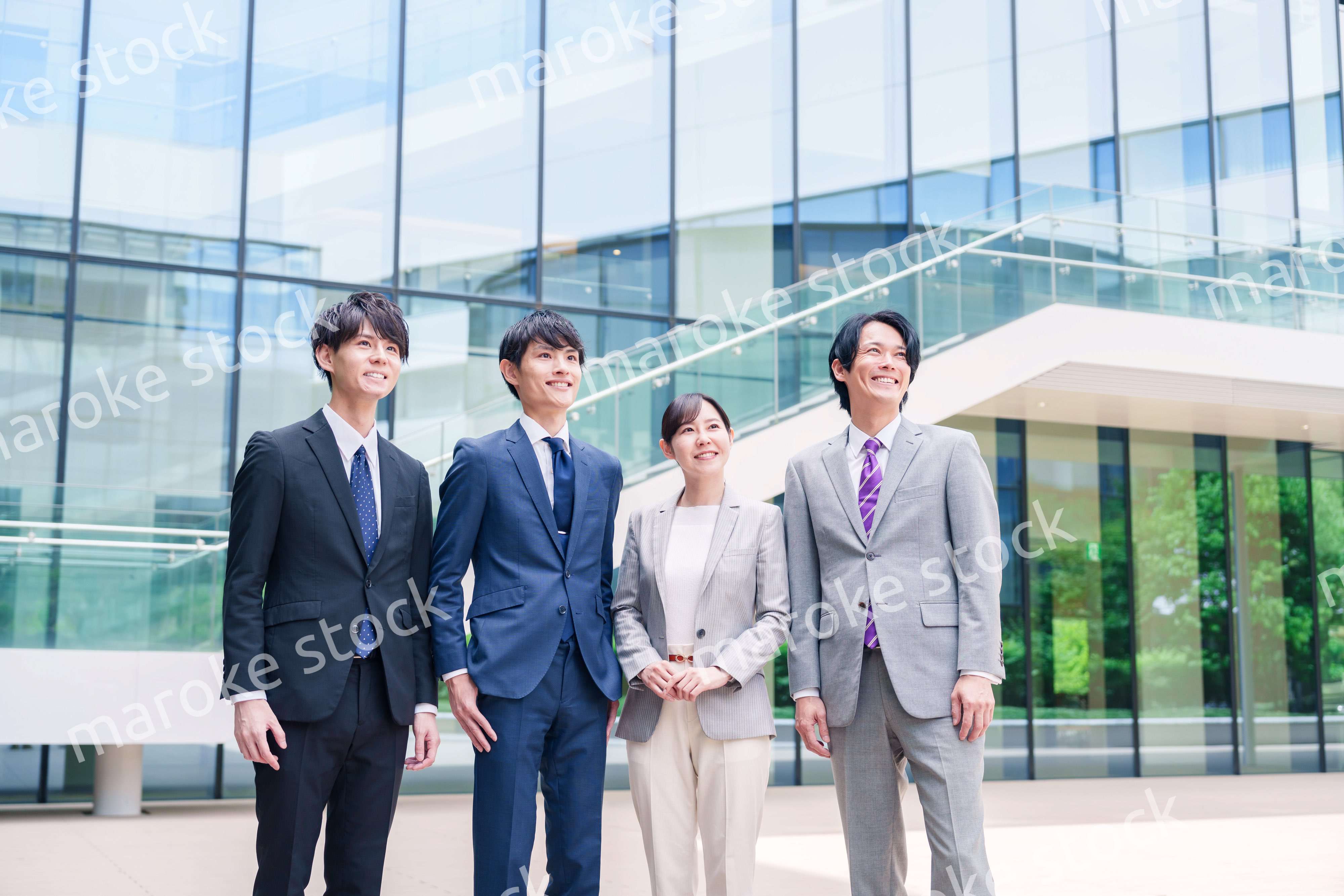 未来を見つめるビジネスパーソン