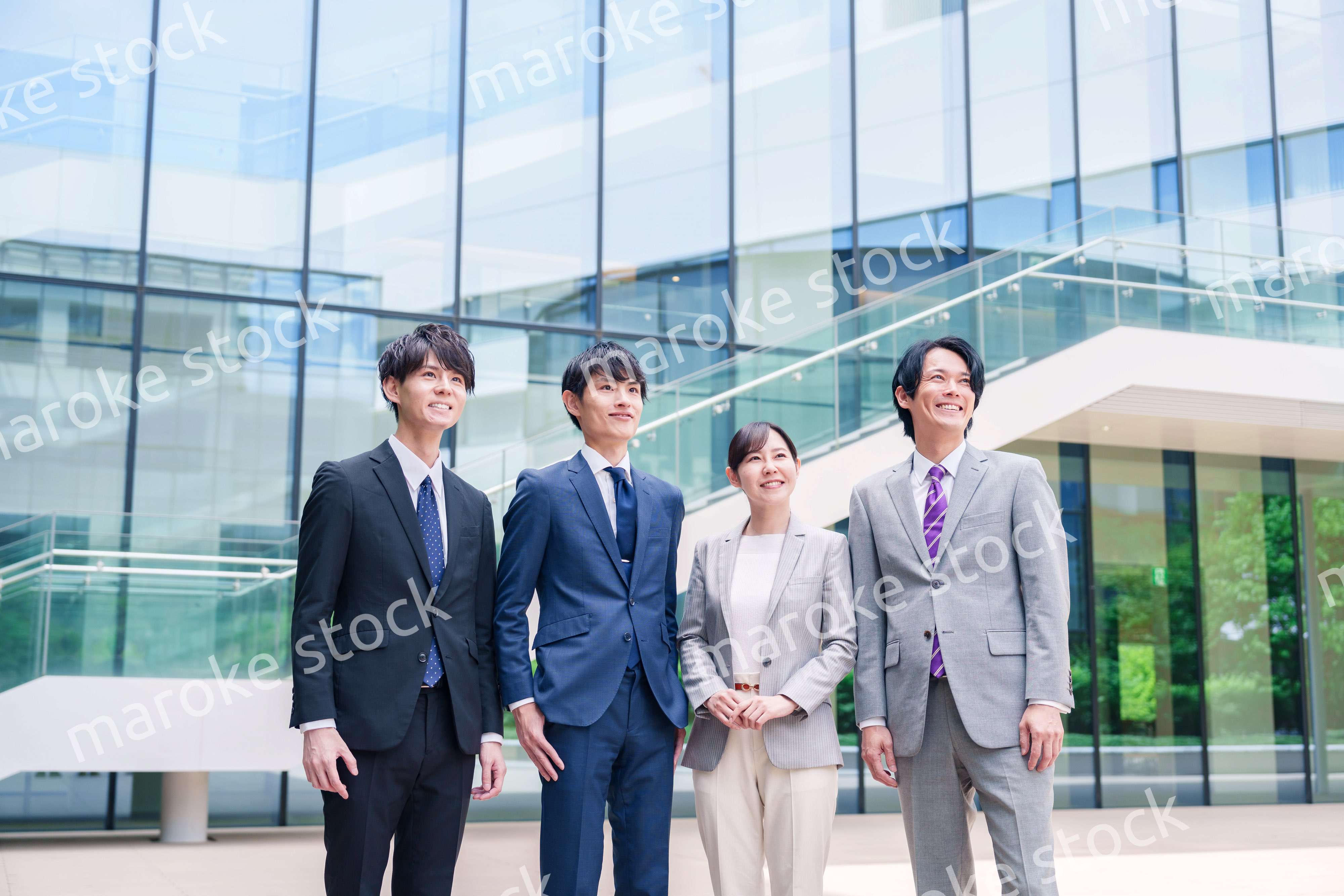 未来を見つめるビジネスパーソン