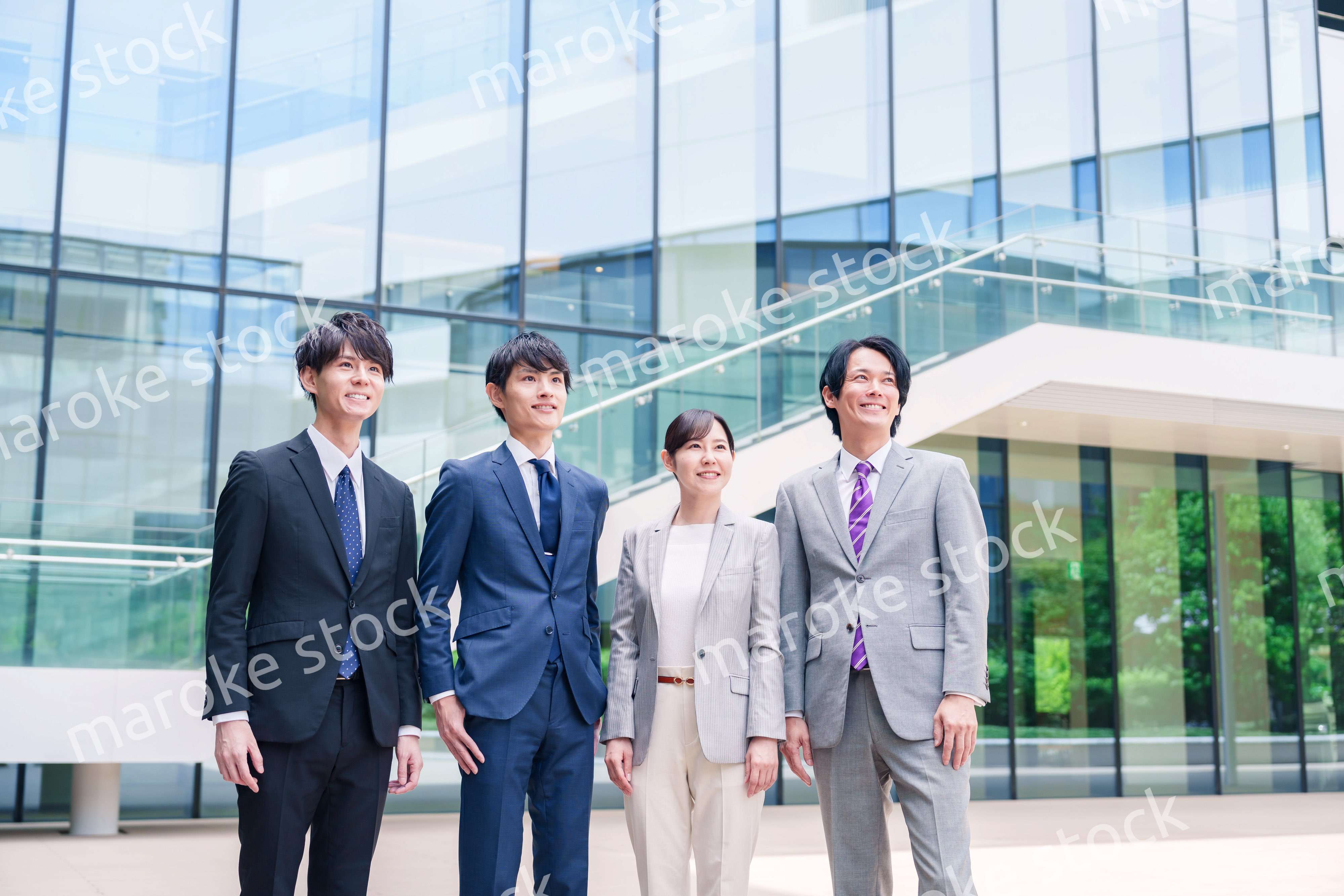 未来を見つめるビジネスパーソン