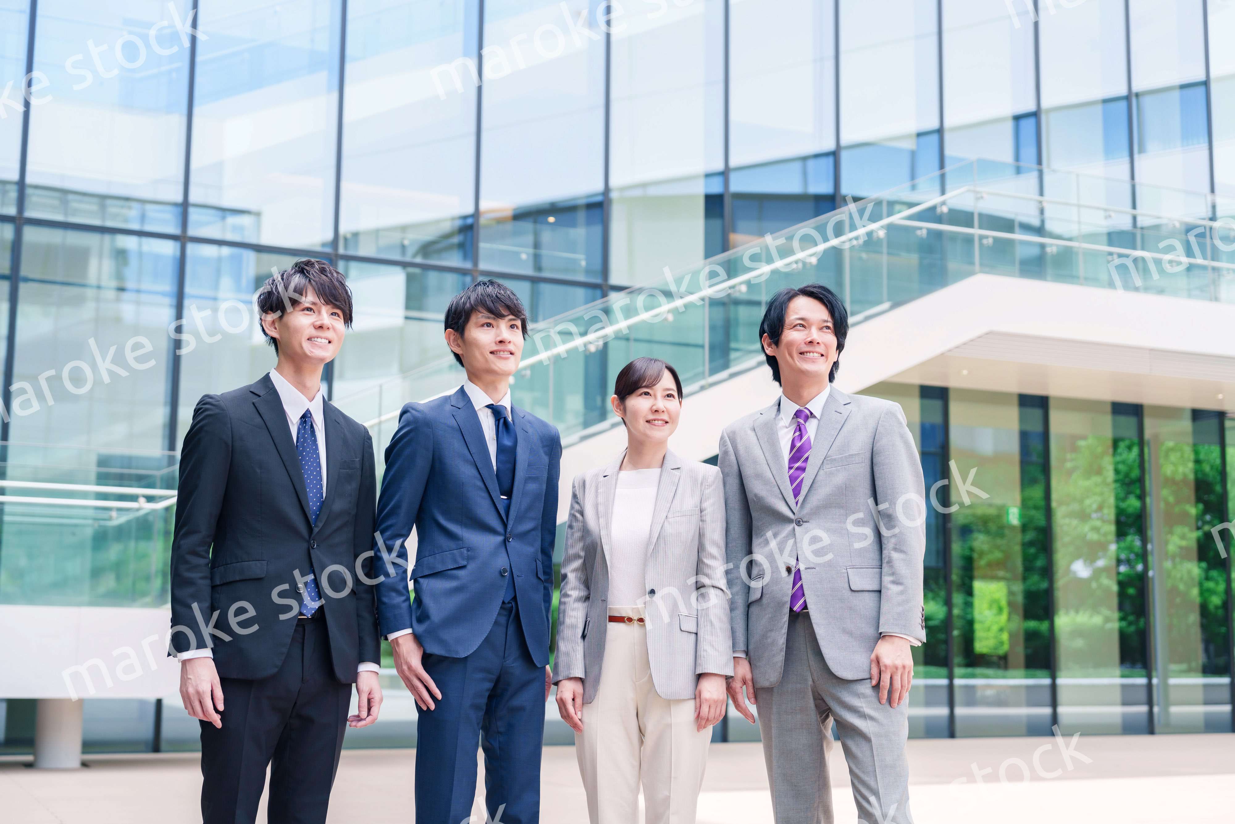 未来を見つめるビジネスパーソン