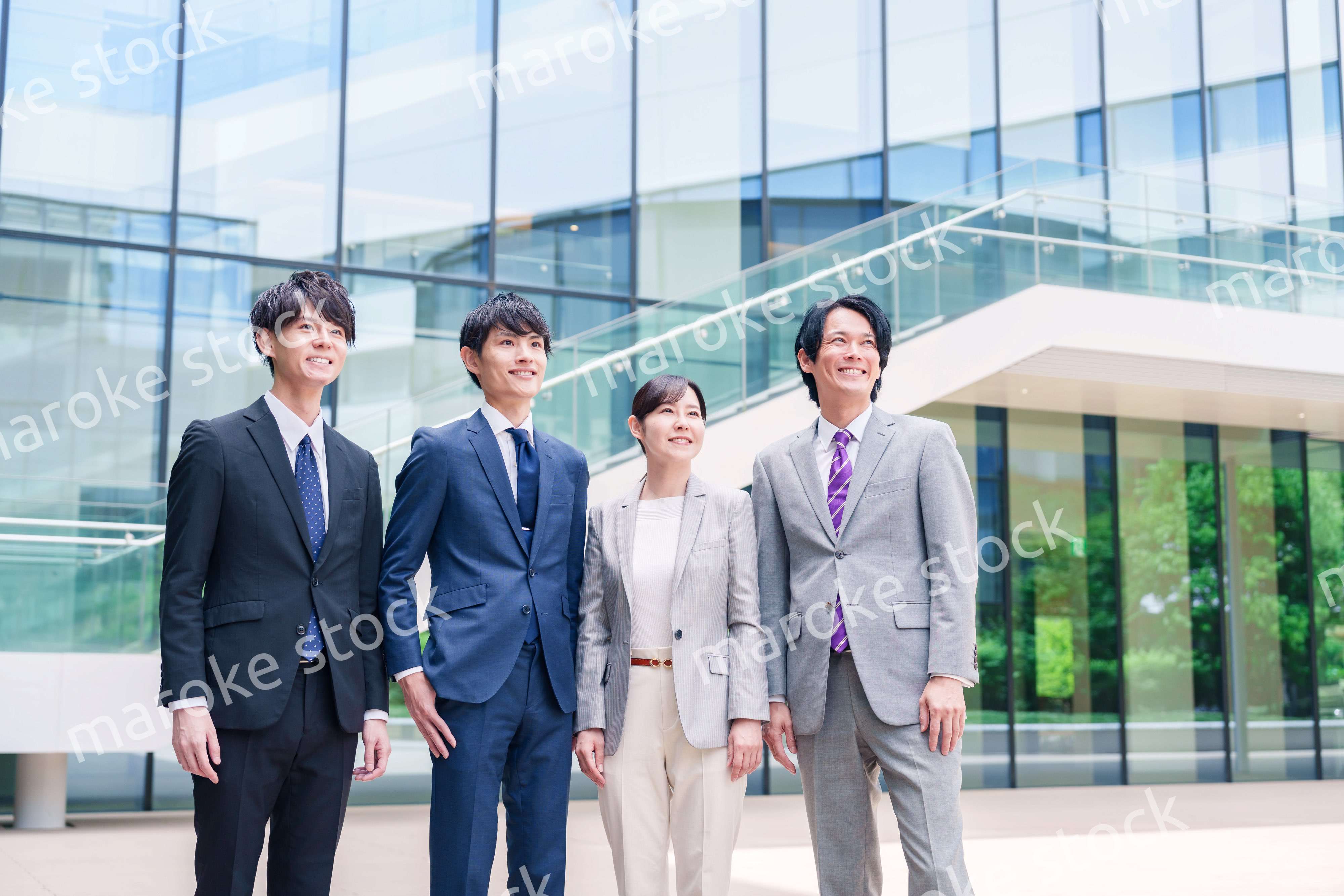 未来を見つめるビジネスパーソン