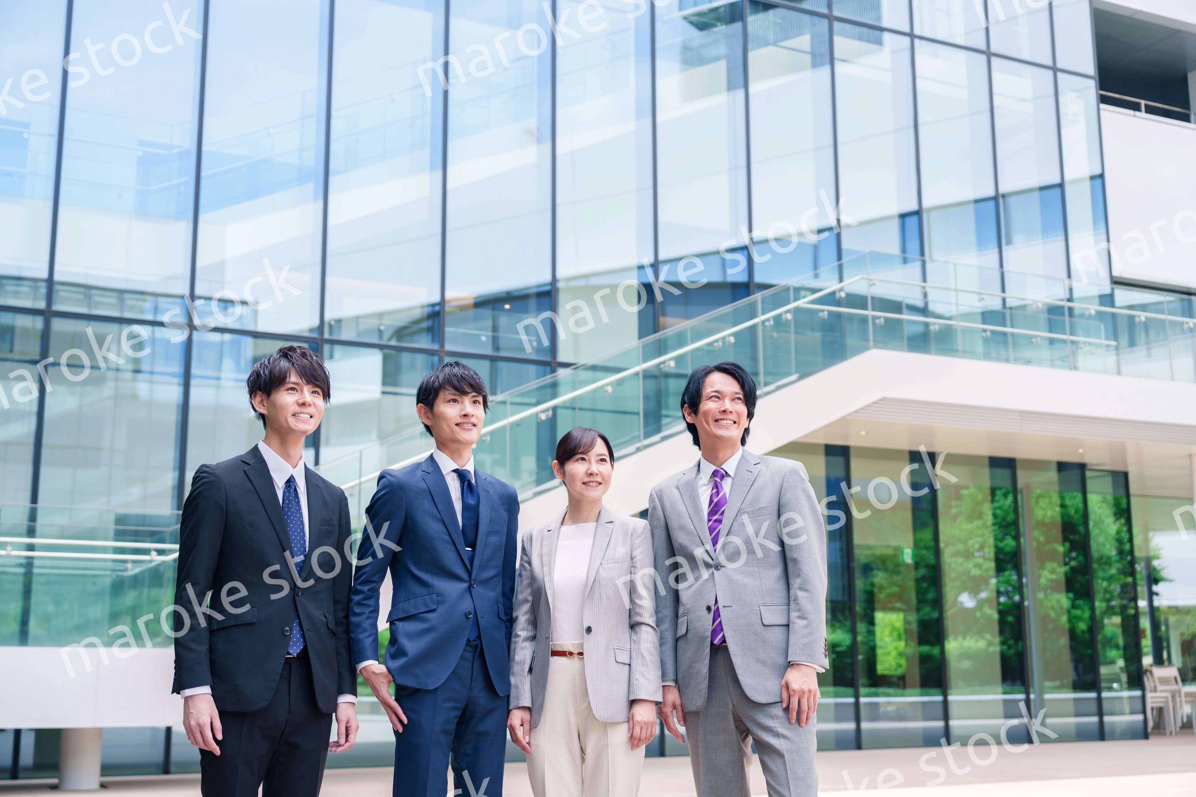 未来を見つめるビジネスパーソン