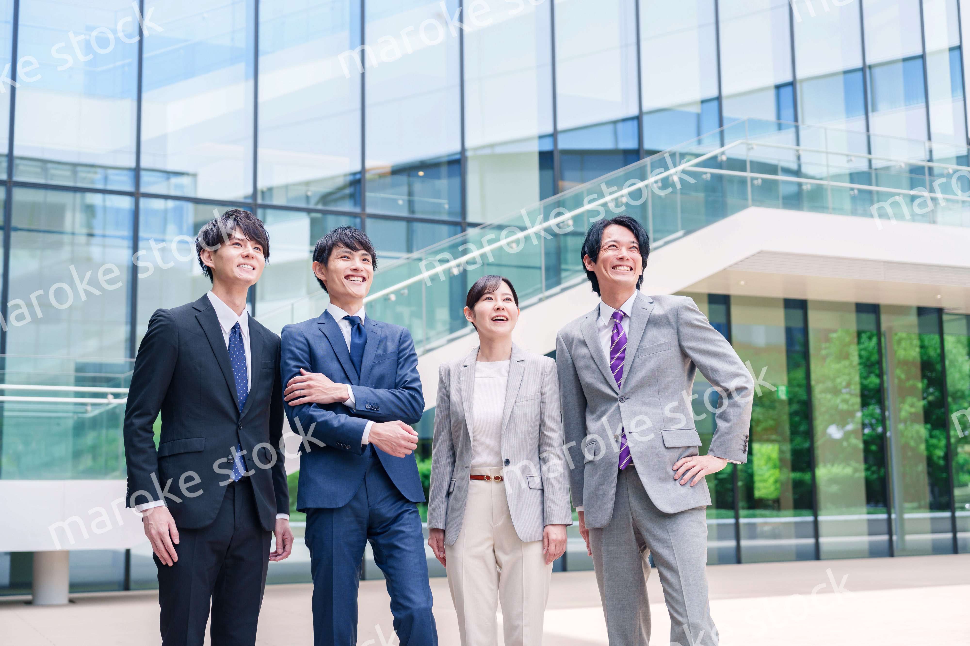 未来を見つめるビジネスパーソン